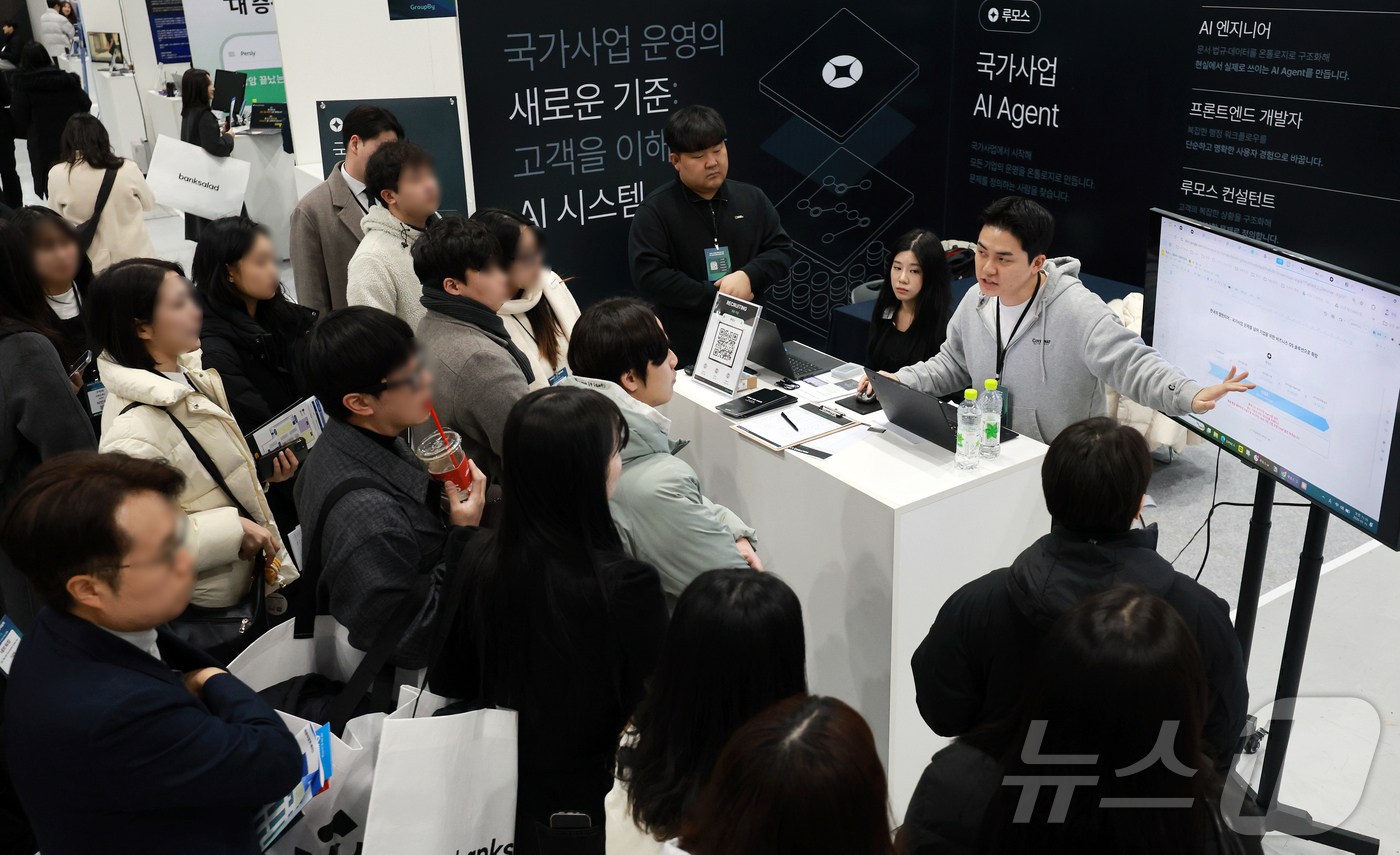 (서울=뉴스1) 이호윤 기자 = 11일 서울 강남구 코엑스에서 열린 ‘2026 스타트업 채용박람회’를 찾은 구직자들이 기업설명을 듣고 있다. 2026.1.11/뉴스1