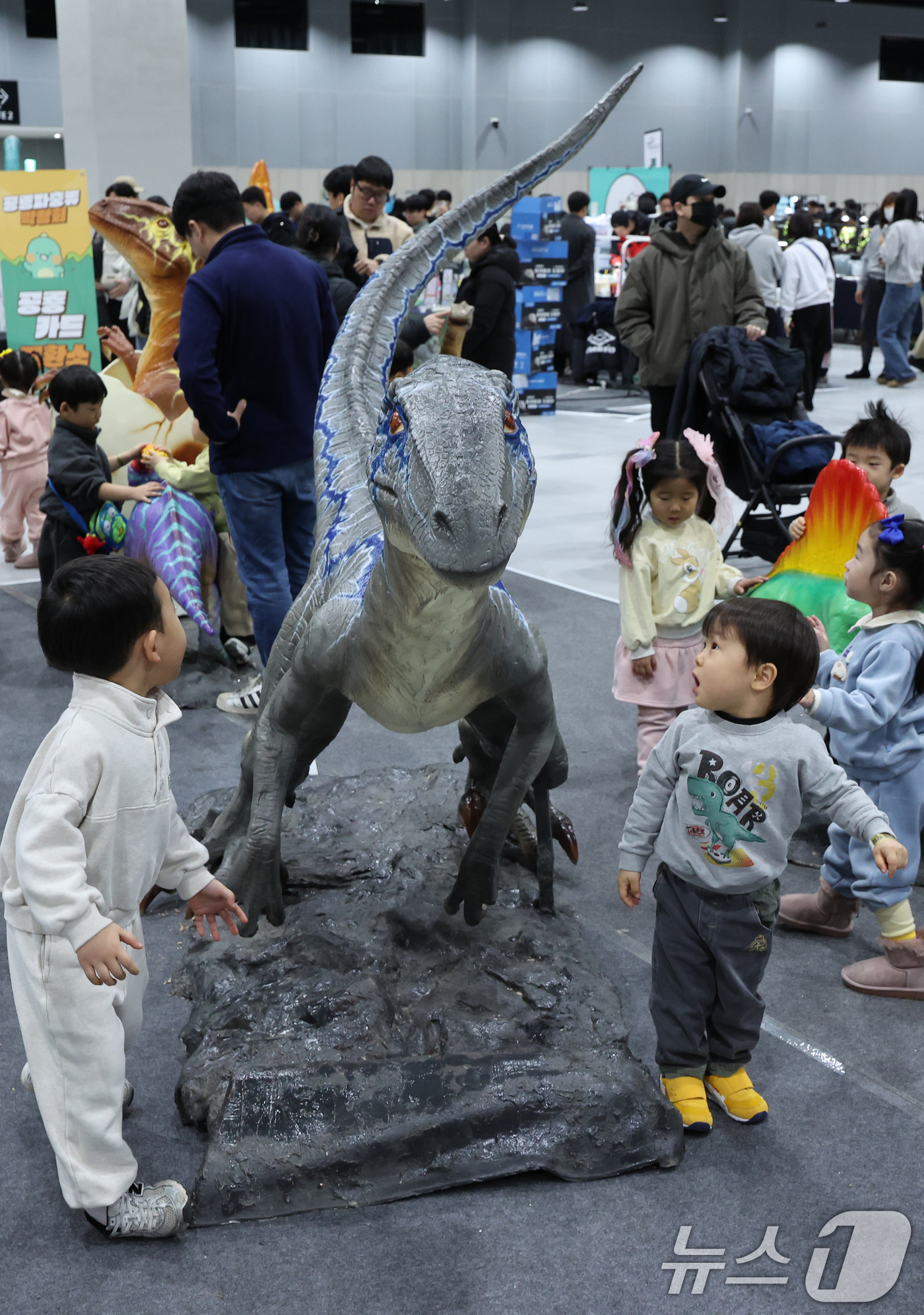 (서울=뉴스1) 안은나 기자 = 11일 서울 강서구 코엑스 마곡에서 열린 공룡 파충류 박람회를 찾은 어린이들이 공룡 모형을 살피고 있다.공룡 파충류 박람회는 살아 움직이는 듯한 공 …
