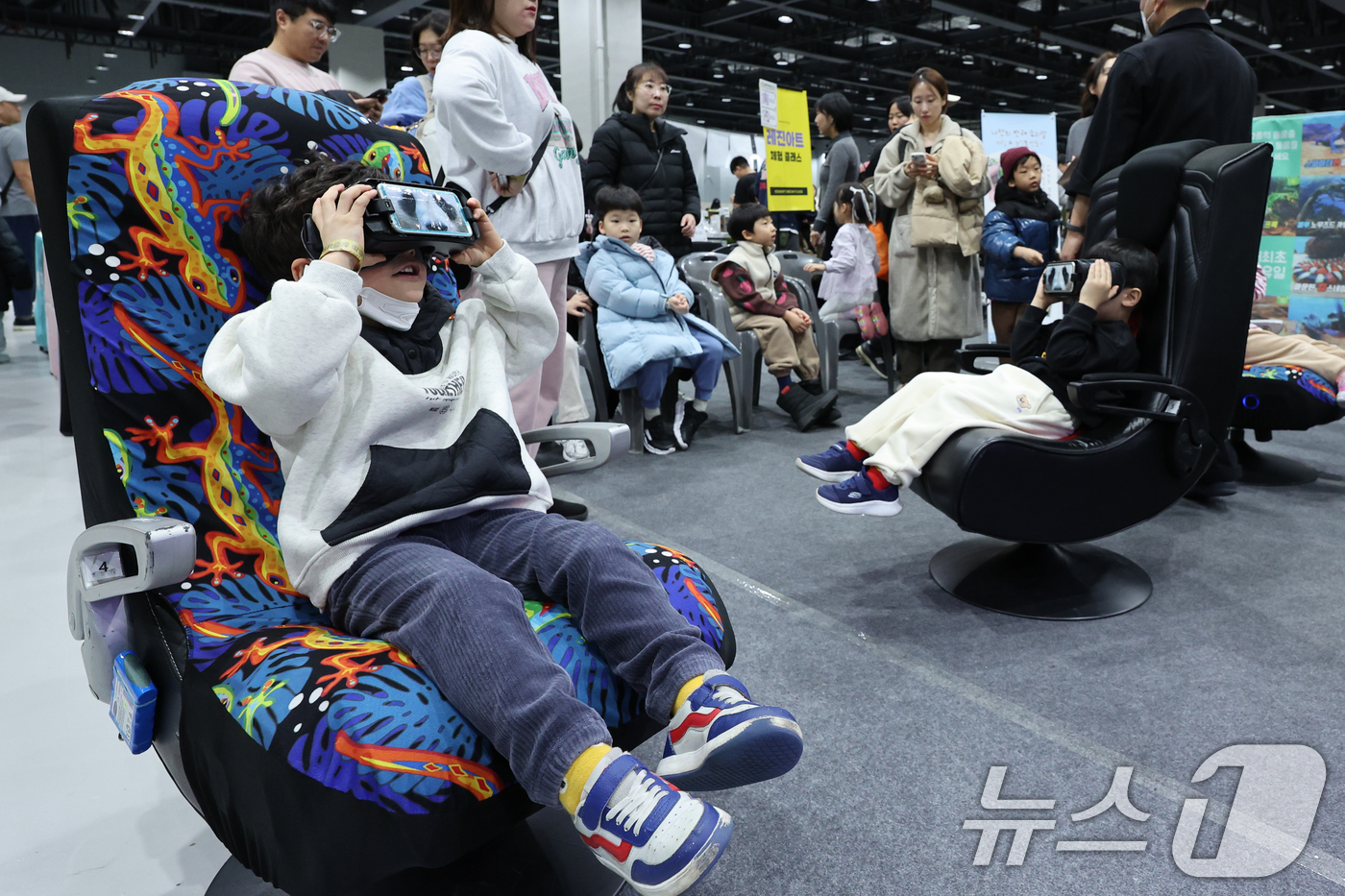 (서울=뉴스1) 안은나 기자 = 11일 서울 강서구 코엑스 마곡에서 열린 공룡 파충류 박람회를 찾은 어린이들이 찾아가는 VR동물원 마팍 체험을 하고 있다.공룡 파충류 박람회는 살아 …
