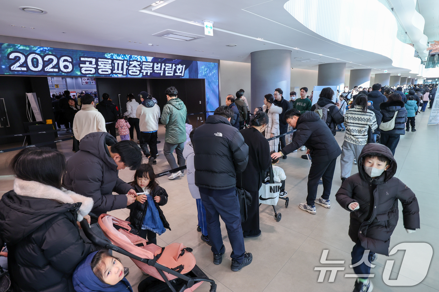 (서울=뉴스1) 안은나 기자 = 11일 서울 강서구 코엑스 마곡에서 열린 공룡 파충류 박람회를 찾은 관람객들이 길게 줄 서 있다.공룡 파충류 박람회는 살아 움직이는 듯한 공룡 모형 …