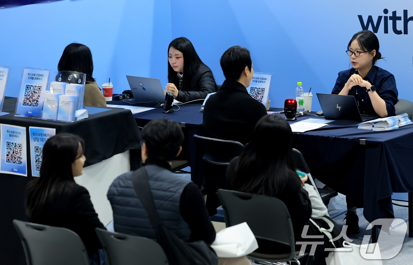 (서울=뉴스1) 이호윤 기자 = 11일 서울 강남구 코엑스에서 열린 ‘2026 스타트업 채용박람회’를 찾은 구직자들이 채용상담을 받고 있다. 2026.1.11/뉴스1
