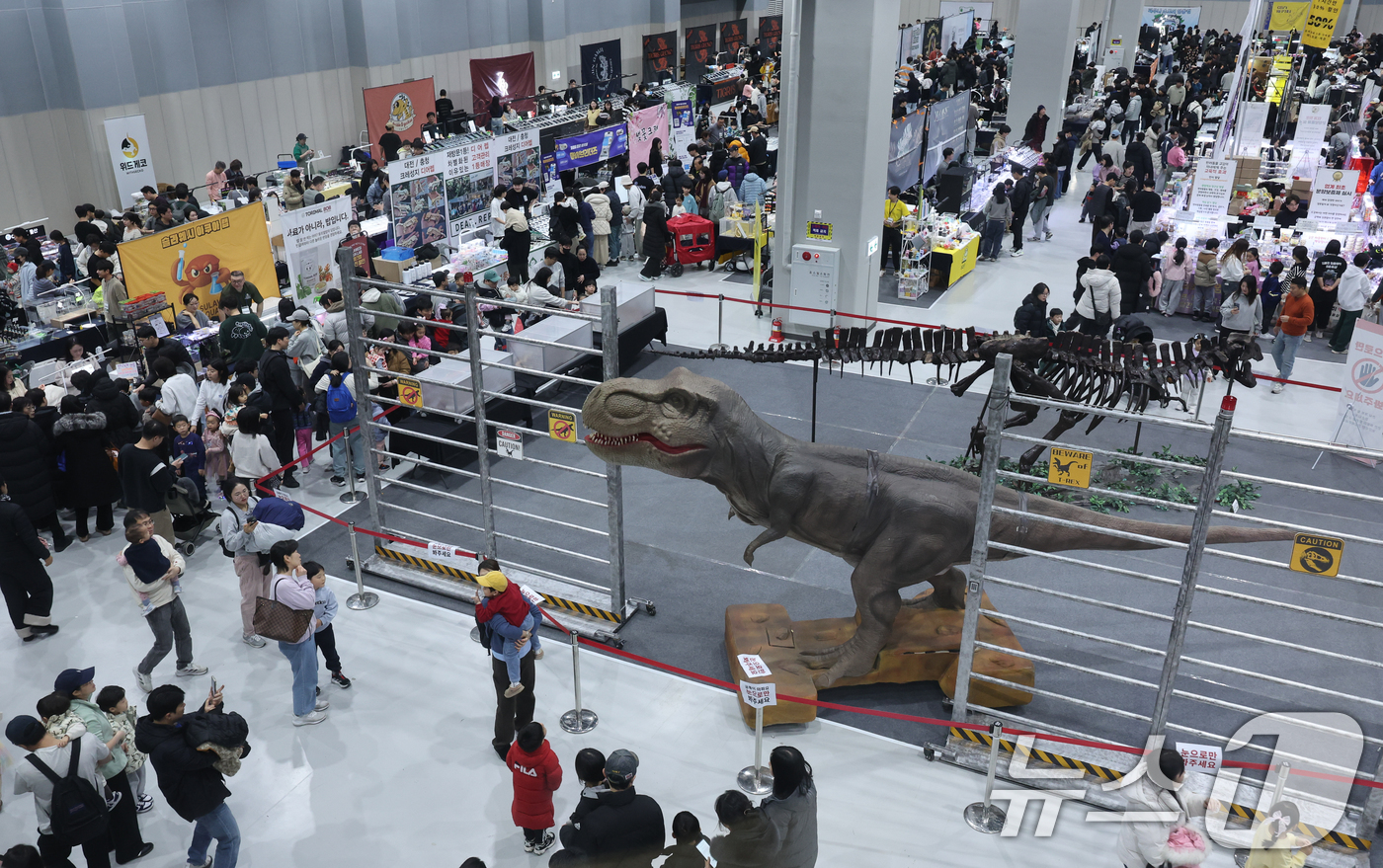 (서울=뉴스1) 안은나 기자 = 11일 서울 강서구 코엑스 마곡에서 열린 공룡 파충류 박람회를 찾은 관람객들이 공룡 모형과 파충류를 살피고 있다.공룡 파충류 박람회는 살아 움직이는 …