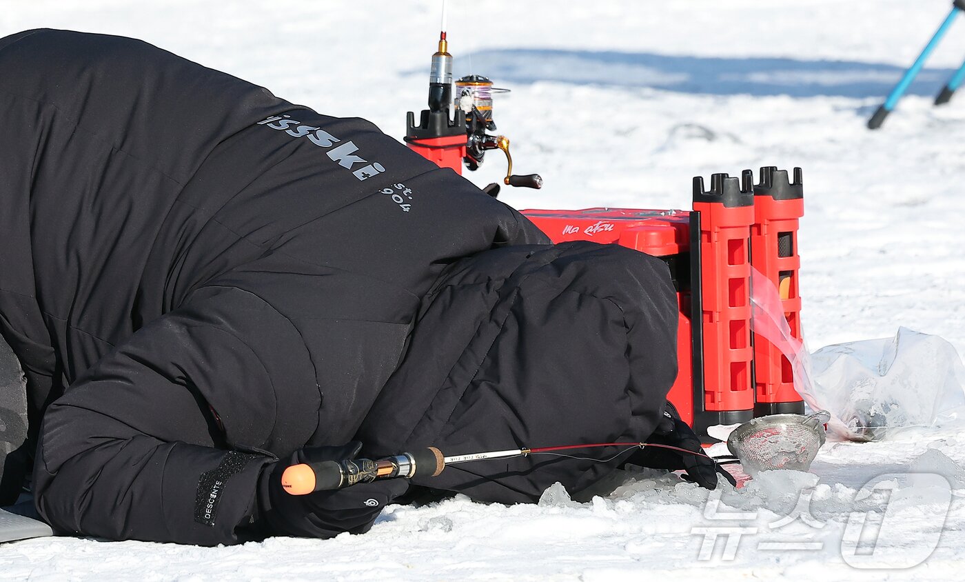 본문 이미지 - 11일 강원 화천군 화천읍 화천산천어축제장에서 열린 2026 화천산천어축제를 찾은 관광객들이 얼음낚시를 즐기고 있다. 2026.1.11/뉴스1 ⓒ News1 김진환 기자