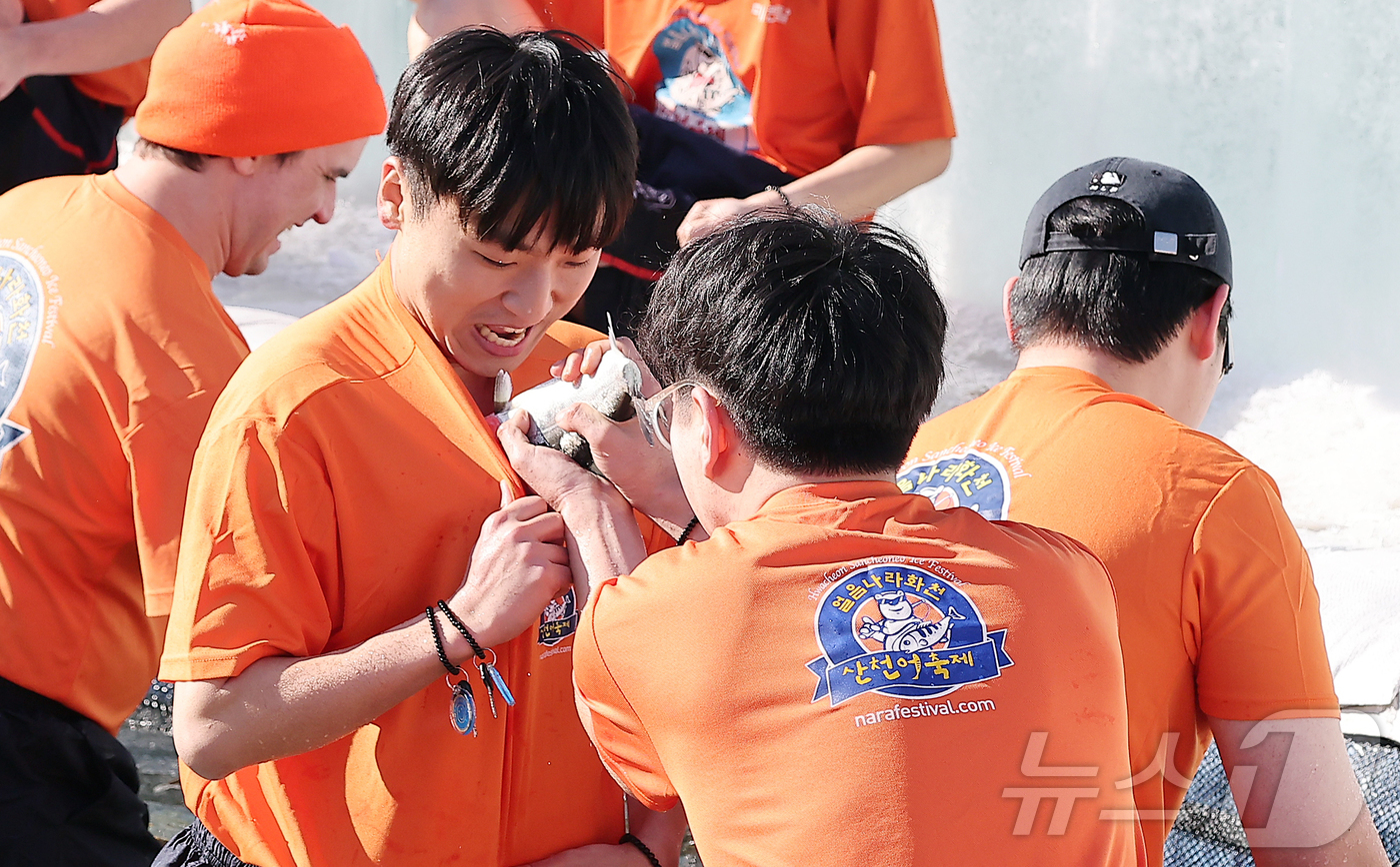 (화천=뉴스1) 김진환 기자 = 11일 강원 화천군 화천읍 화천산천어축제장에서 열린 2026 화천산천어축제를 찾은 관광객들이 산천어 맨손 잡기를 체험하고 있다.국내 대표 겨울 축제 …