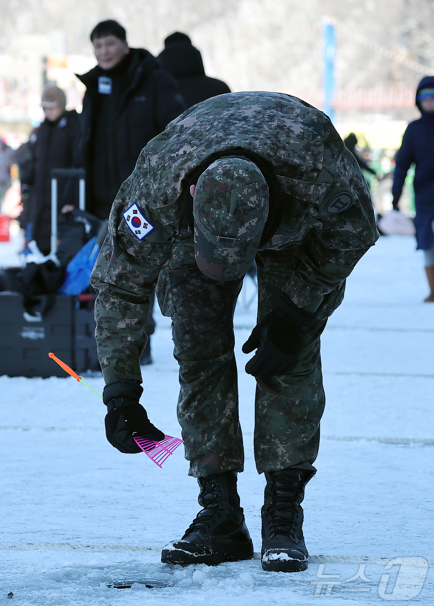 (화천=뉴스1) 김진환 기자 = 11일 강원 화천군 화천읍 화천산천어축제장에서 열린 2026 화천산천어축제를 찾은 군인이 얼음낚시를 즐기고 있다.국내 대표 겨울 축제인 2026 화 …