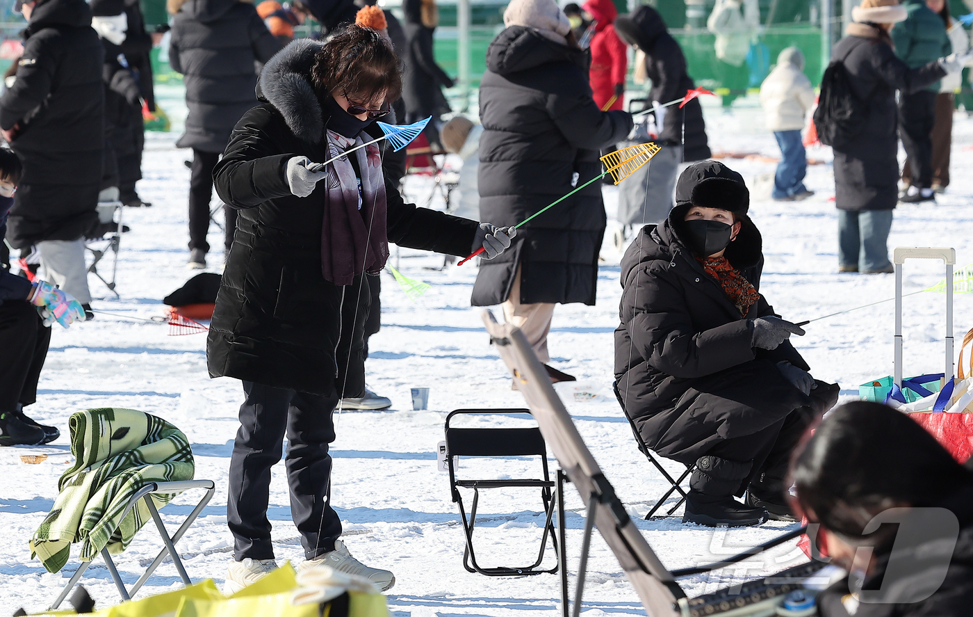 (화천=뉴스1) 김진환 기자 = 11일 강원 화천군 화천읍 화천산천어축제장에서 열린 2026 화천산천어축제를 찾은 관광객들이 얼음낚시를 즐기고 있다.국내 대표 겨울 축제인 2026 …