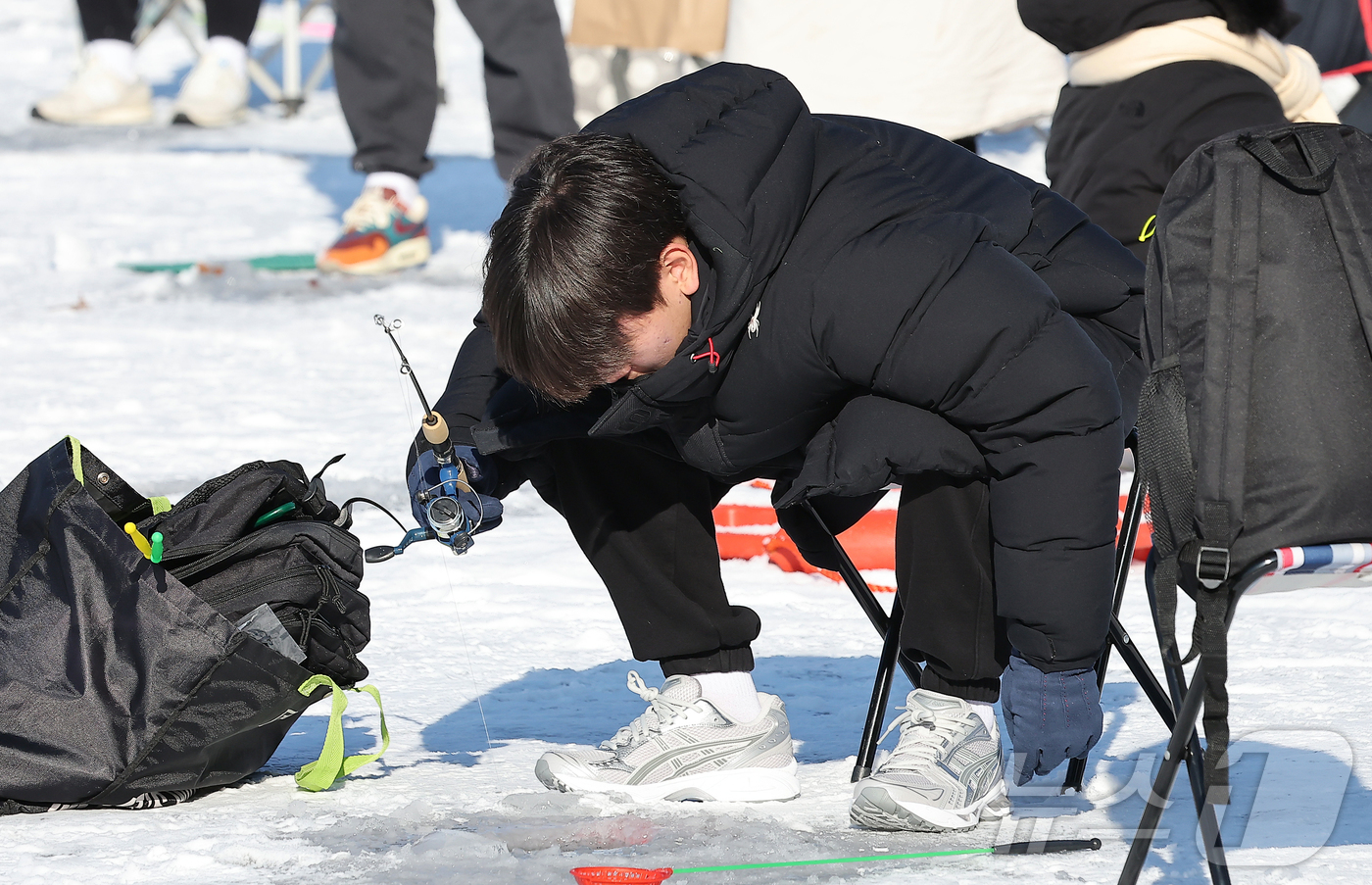 (화천=뉴스1) 김진환 기자 = 11일 강원 화천군 화천읍 화천산천어축제장에서 열린 2026 화천산천어축제를 찾은 관광객들이 얼음낚시를 즐기고 있다.국내 대표 겨울 축제인 2026 …