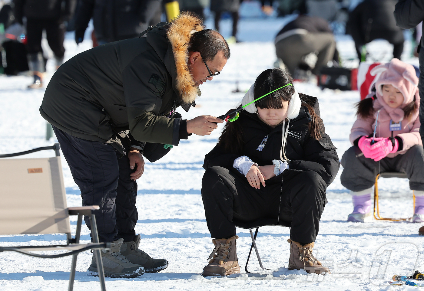 (화천=뉴스1) 김진환 기자 = 11일 강원 화천군 화천읍 화천산천어축제장에서 열린 2026 화천산천어축제를 찾은 관광객들이 얼음낚시를 즐기고 있다.국내 대표 겨울 축제인 2026 …