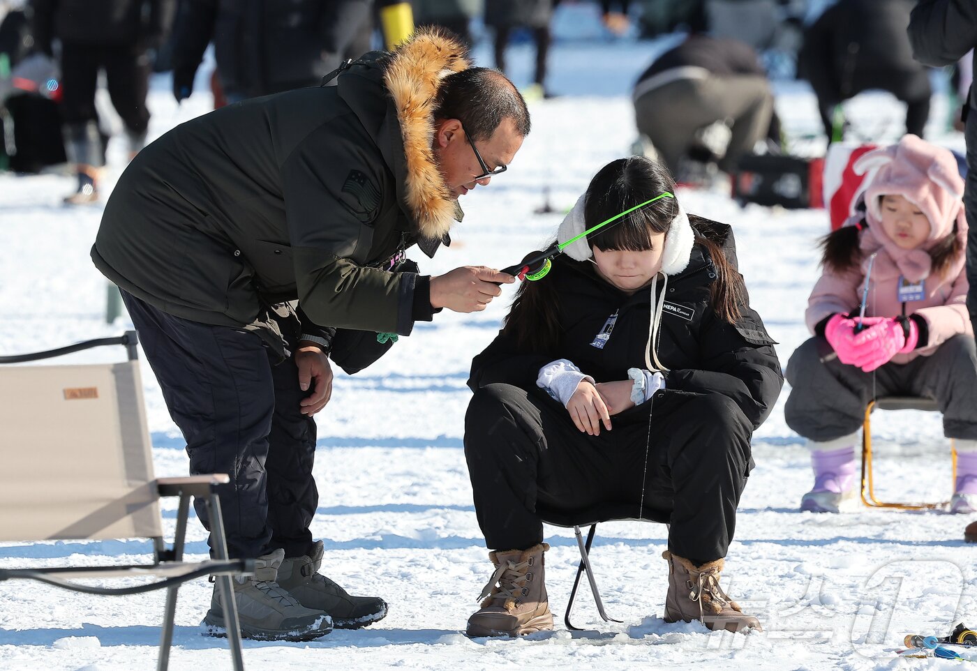 본문 이미지 - 11일 강원 화천군 화천읍 화천산천어축제장에서 열린 2026 화천산천어축제를 찾은 관광객들이 얼음낚시를 즐기고 있다. 2026.1.11/뉴스1 ⓒ News1 김진환 기자