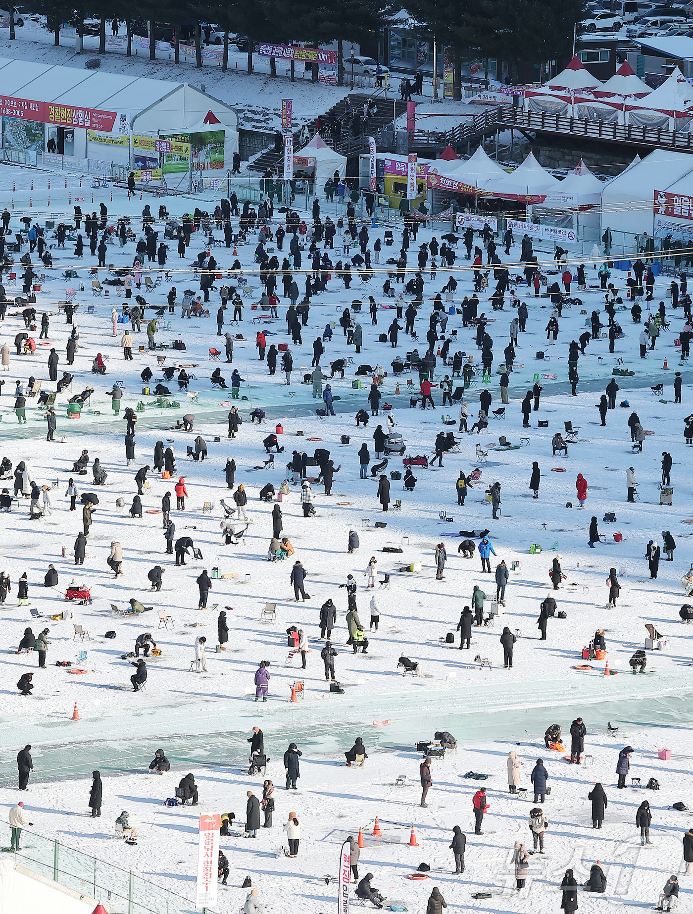 (화천=뉴스1) 김진환 기자 = 11일 강원 화천군 화천읍 화천산천어축제장에서 열린 2026 화천산천어축제를 찾은 관광객들이 얼음낚시를 즐기고 있다.국내 대표 겨울 축제인 2026 …
