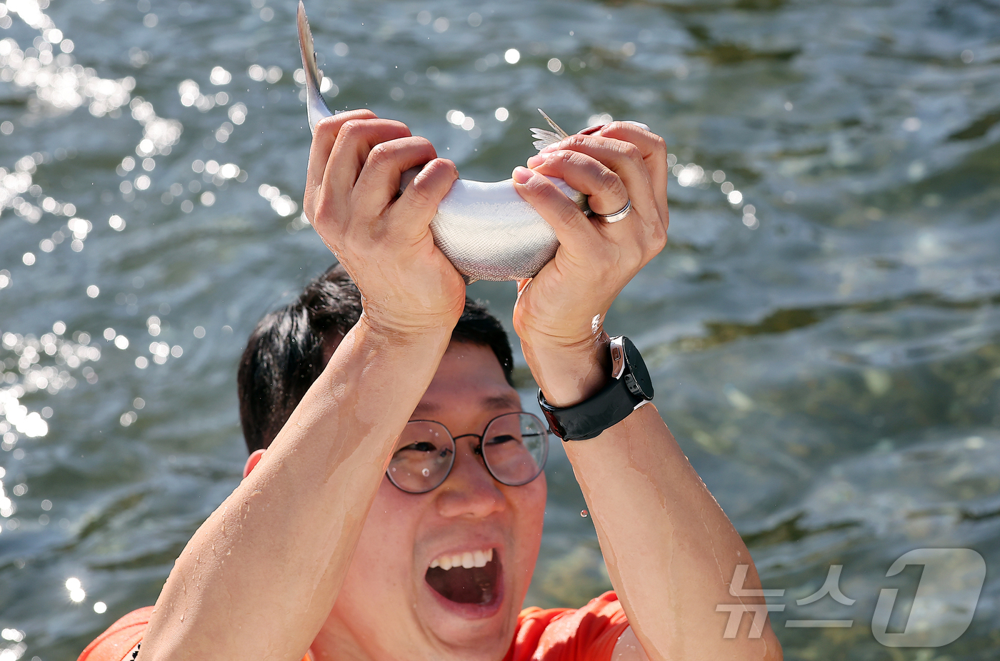 (화천=뉴스1) 김진환 기자 = 11일 강원 화천군 화천읍 화천산천어축제장에서 열린 2026 화천산천어축제를 찾은 관광객들이 산천어 맨손 잡기를 체험하고 있다.국내 대표 겨울 축제 …