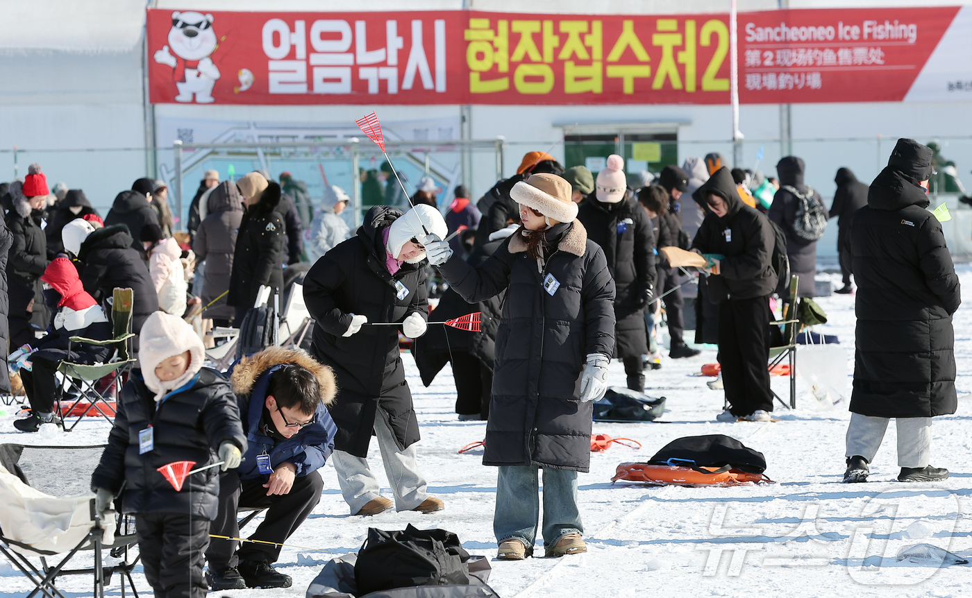 (화천=뉴스1) 김진환 기자 = 11일 강원 화천군 화천읍 화천산천어축제장에서 열린 2026 화천산천어축제를 찾은 관광객들이 얼음낚시를 즐기고 있다.국내 대표 겨울 축제인 2026 …