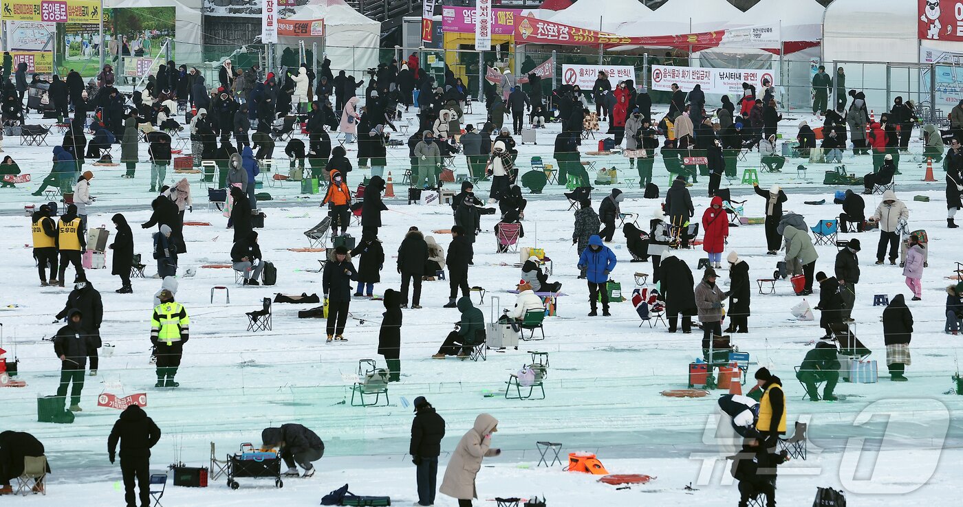 본문 이미지 - 11일 강원 화천군 화천읍 화천산천어축제장에서 열린 2026 화천산천어축제를 찾은 관광객들이 얼음낚시를 즐기고 있다. 2026.1.11/뉴스1 ⓒ News1 김진환 기자