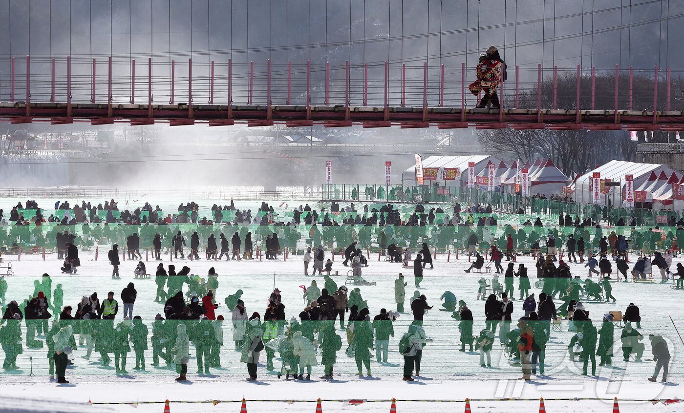 본문 이미지 - 11일 강원 화천군 화천읍 화천산천어축제장에서 열린 2026 화천산천어축제를 찾은 관광객들이 얼음낚시를 즐기고 있다. 2026.1.11/뉴스1 ⓒ News1 김진환 기자