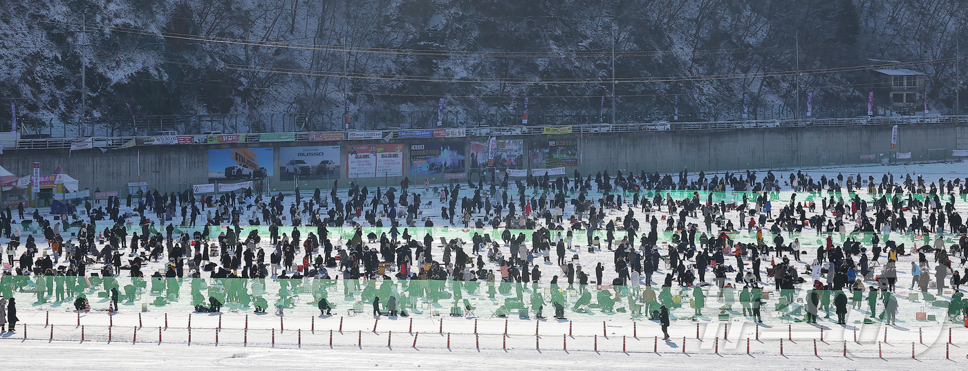 (화천=뉴스1) 김진환 기자 = 11일 강원 화천군 화천읍 화천산천어축제장에서 열린 2026 화천산천어축제를 찾은 관광객들이 얼음낚시를 즐기고 있다.국내 대표 겨울 축제인 2026 …