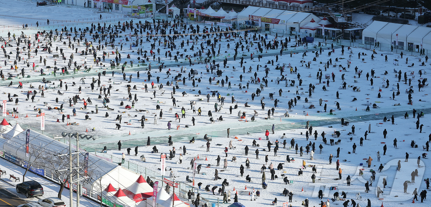 (화천=뉴스1) 김진환 기자 = 11일 강원 화천군 화천읍 화천산천어축제장에서 열린 2026 화천산천어축제를 찾은 관광객들이 얼음낚시를 즐기고 있다.국내 대표 겨울 축제인 2026 …