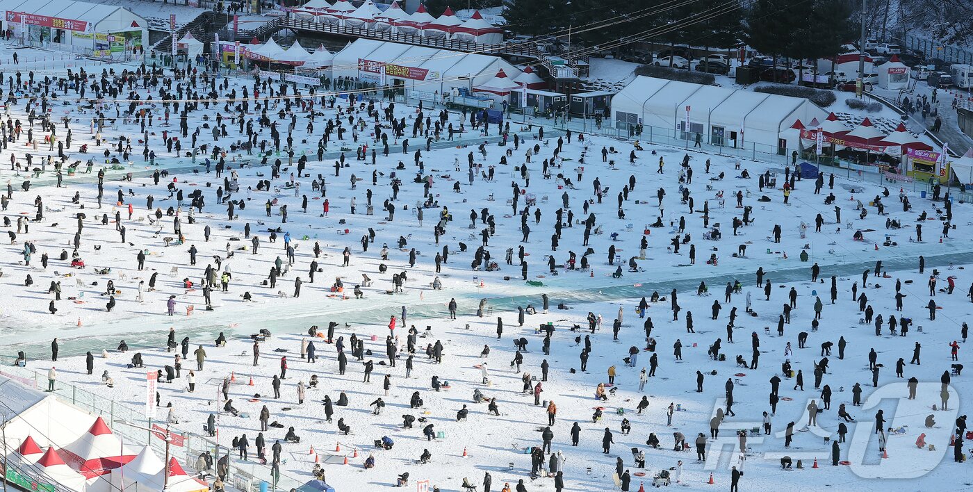 본문 이미지 - 11일 강원 화천군 화천읍 화천산천어축제장에서 열린 2026 화천산천어축제를 찾은 관광객들이 얼음낚시를 즐기고 있다. 2026.1.11/뉴스1 ⓒ News1 김진환 기자