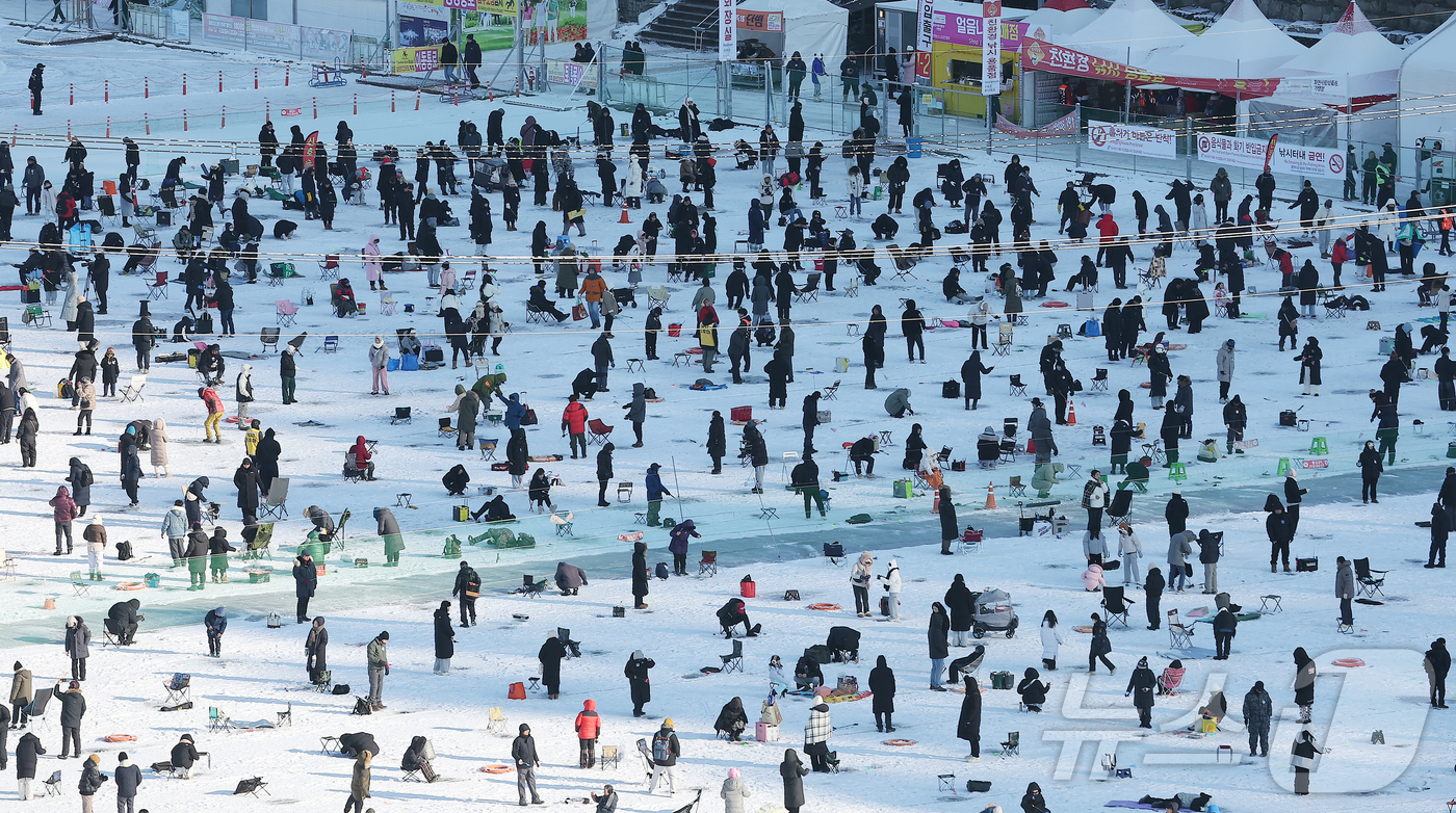 (화천=뉴스1) 김진환 기자 = 11일 강원 화천군 화천읍 화천산천어축제장에서 열린 2026 화천산천어축제를 찾은 관광객들이 얼음낚시를 즐기고 있다.국내 대표 겨울 축제인 2026 …