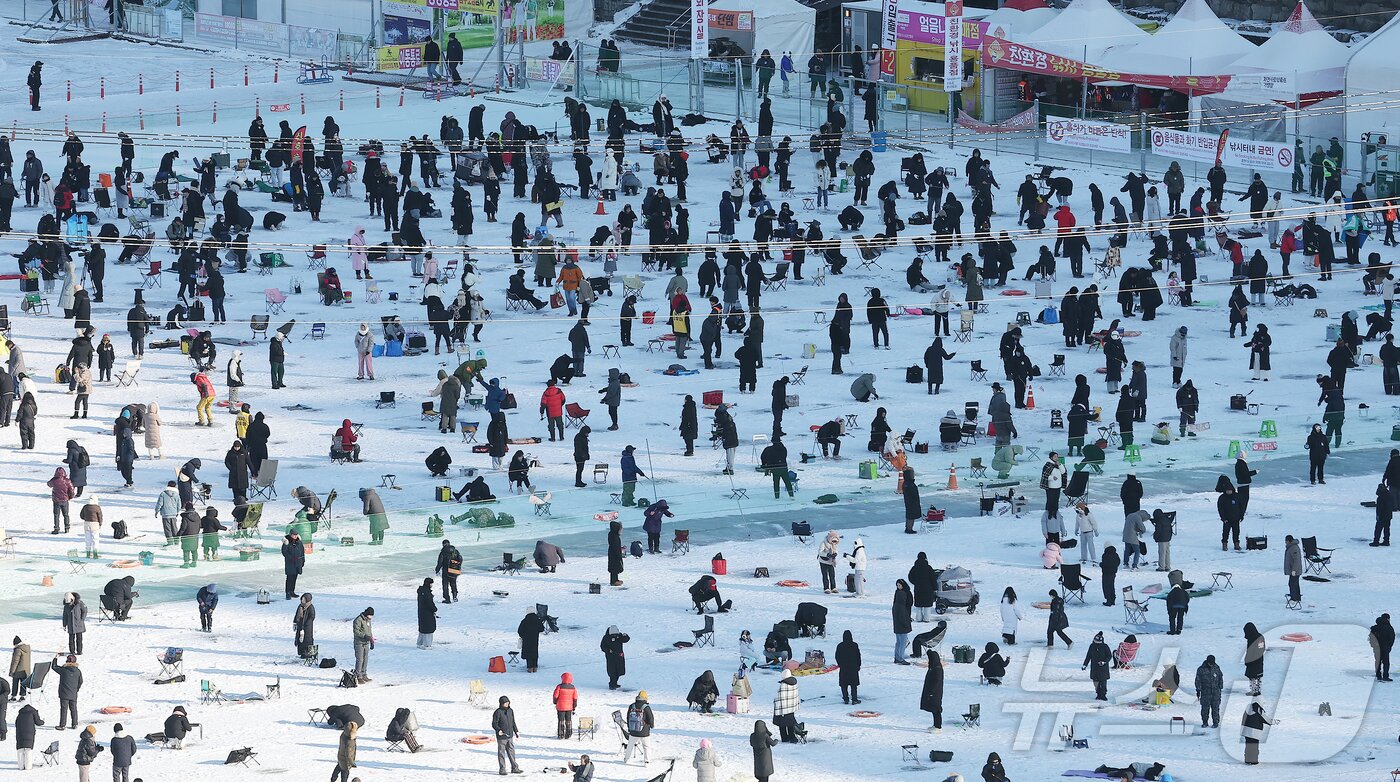 본문 이미지 - 11일 강원 화천군 화천읍 화천산천어축제장에서 열린 2026 화천산천어축제를 찾은 관광객들이 얼음낚시를 즐기고 있다. 2026.1.11/뉴스1 ⓒ News1 김진환 기자