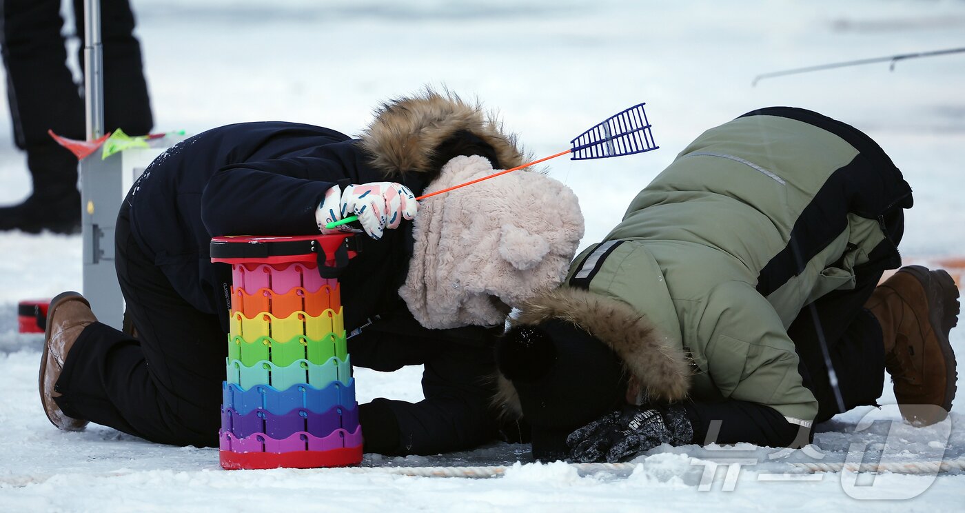 본문 이미지 - 11일 강원 화천군 화천읍 화천산천어축제장에서 열린 2026 화천산천어축제를 찾은 관광객들이 얼음낚시를 즐기고 있다. 2026.1.11/뉴스1 ⓒ News1 김진환 기자