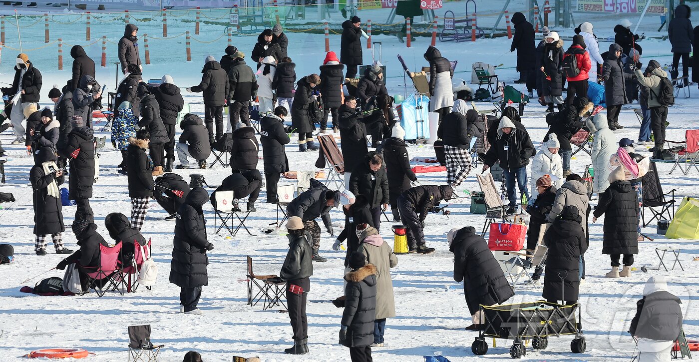 본문 이미지 - 11일 강원 화천군 화천읍 화천산천어축제장에서 열린 2026 화천산천어축제를 찾은 관광객들이 얼음낚시를 즐기고 있다. 2026.1.11/뉴스1 ⓒ News1 김진환 기자