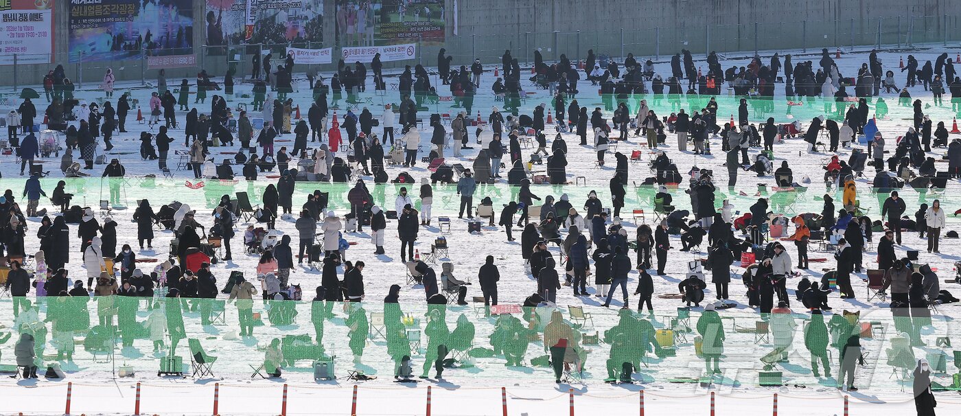 본문 이미지 - 11일 강원 화천군 화천읍 화천산천어축제장에서 열린 2026 화천산천어축제를 찾은 관광객들이 얼음낚시를 즐기고 있다. 2026.1.11/뉴스1 ⓒ News1 김진환 기자