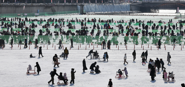 관광객들로 북적이는 2026 화천산천어축제