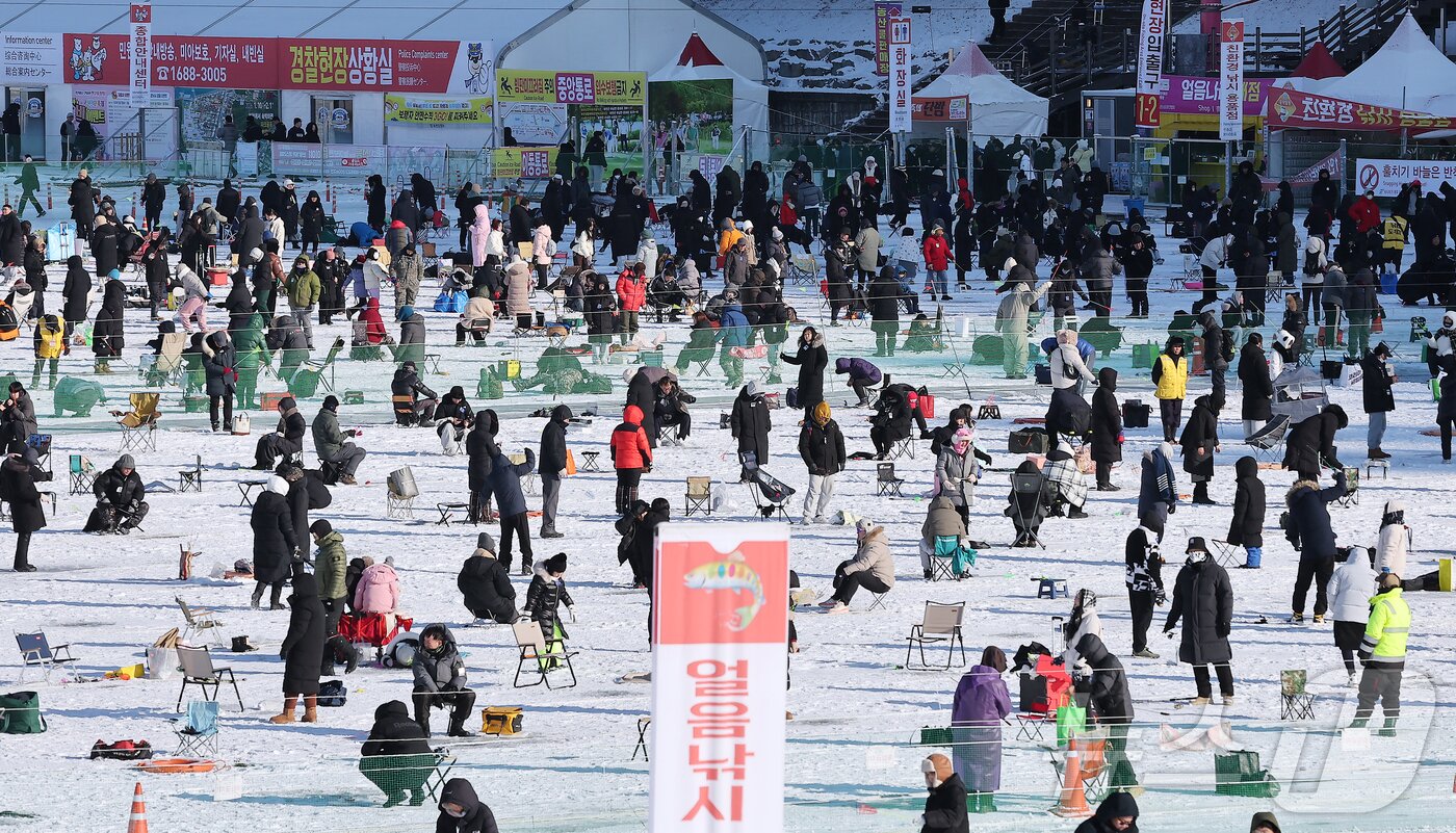 본문 이미지 - 11일 강원 화천군 화천읍 화천산천어축제장에서 열린 2026 화천산천어축제를 찾은 관광객들이 얼음낚시를 즐기고 있다. 2026.1.11/뉴스1 ⓒ News1 김진환 기자
