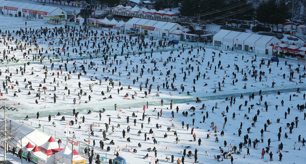 2026 화천산천어축제, 관광객들로 '북적북적'