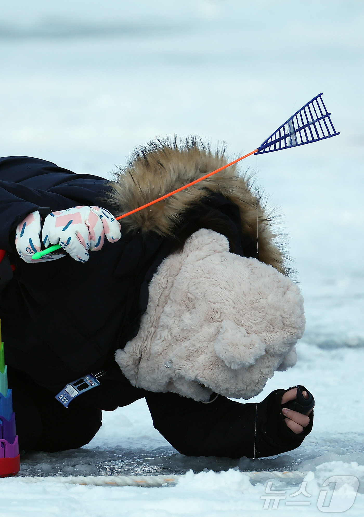 (화천=뉴스1) 김진환 기자 = 11일 강원 화천군 화천읍 화천산천어축제장에서 열린 2026 화천산천어축제를 찾은 관광객들이 얼음낚시를 즐기고 있다.국내 대표 겨울 축제인 2026 …