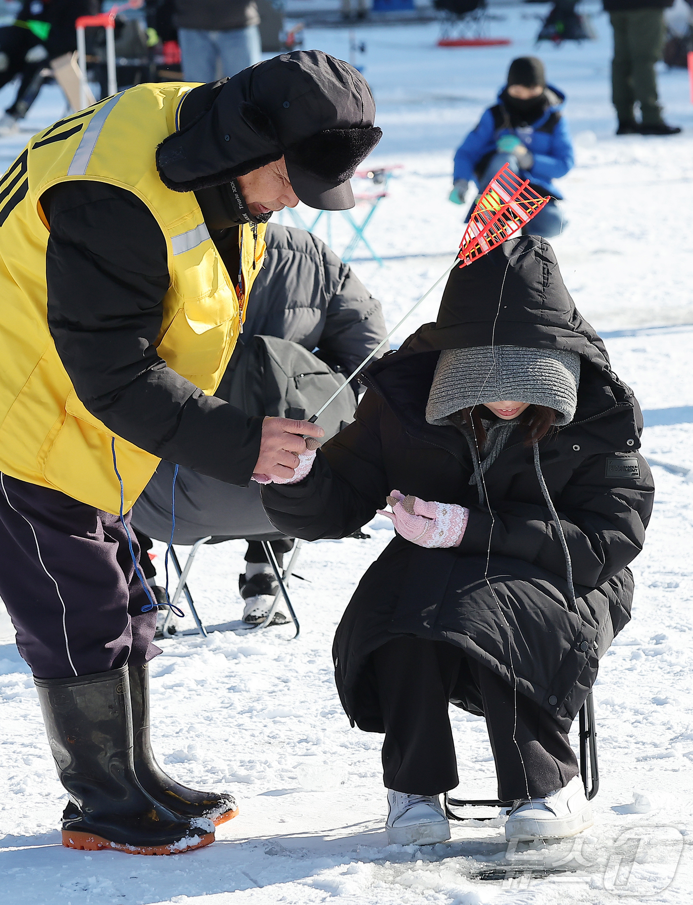 (화천=뉴스1) 김진환 기자 = 11일 강원 화천군 화천읍 화천산천어축제장에서 열린 2026 화천산천어축제를 찾은 관광객들이 얼음낚시를 즐기고 있다.국내 대표 겨울 축제인 2026 …