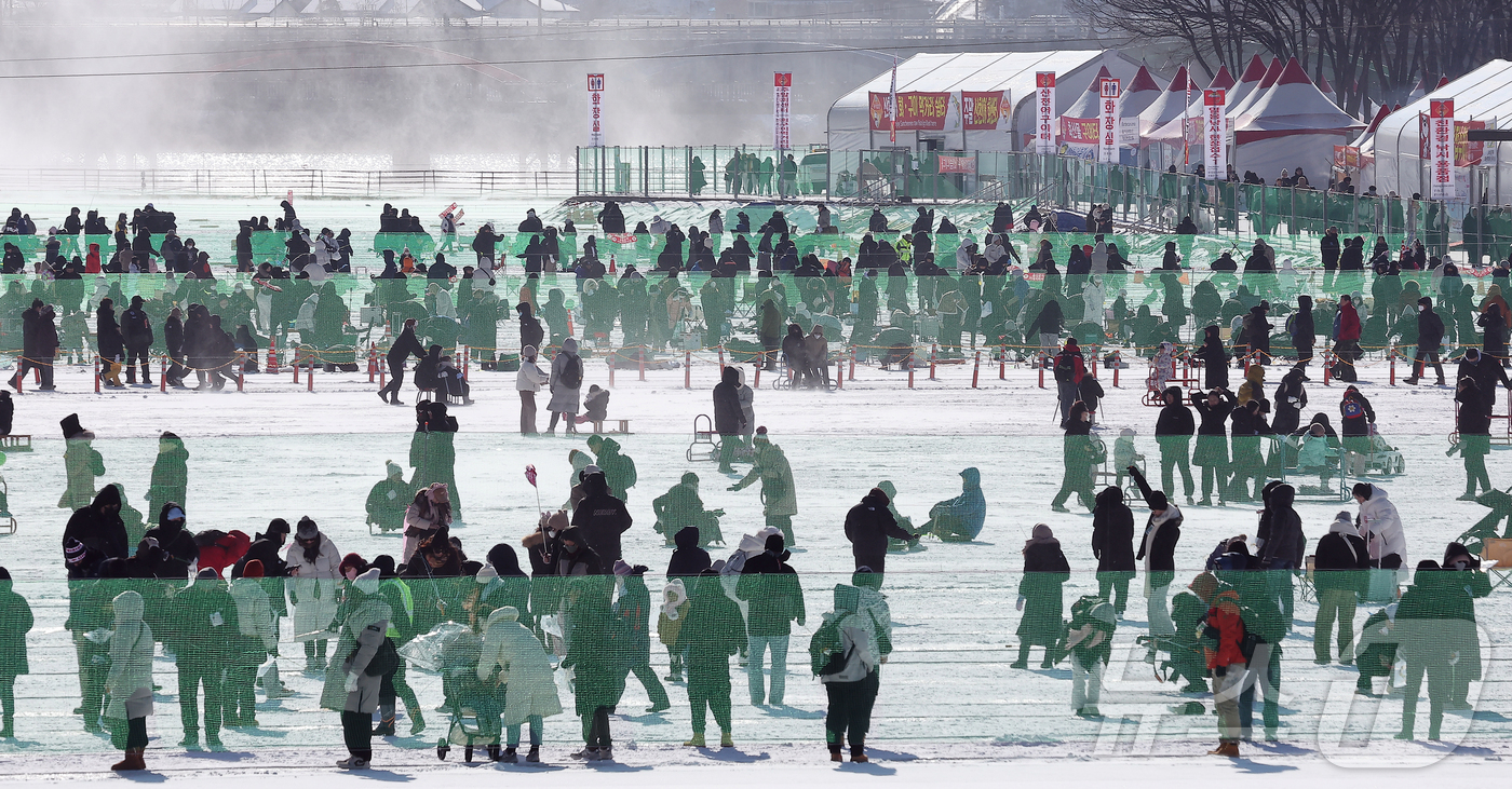 (화천=뉴스1) 김진환 기자 = 11일 강원 화천군 화천읍 화천산천어축제장에서 열린 2026 화천산천어축제를 찾은 관광객들이 얼음낚시를 즐기고 있다.국내 대표 겨울 축제인 2026 …