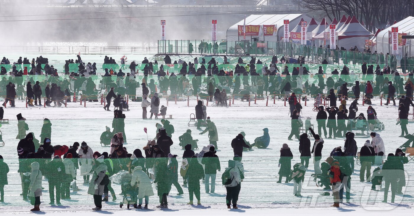 본문 이미지 - 11일 강원 화천군 화천읍 화천산천어축제장에서 열린 2026 화천산천어축제를 찾은 관광객들이 얼음낚시를 즐기고 있다. 2026.1.11/뉴스1 ⓒ News1 김진환 기자