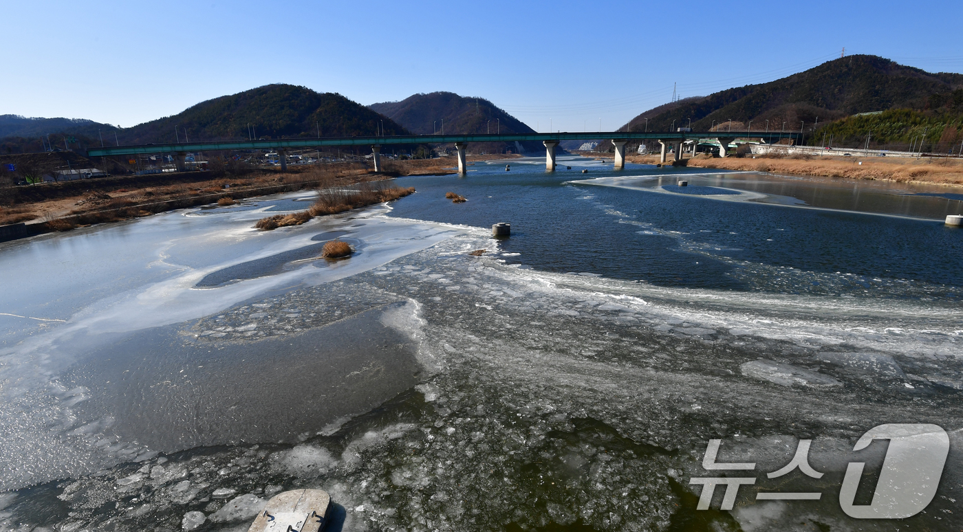 (포항=뉴스1) 최창호 기자 = 동장군이 기세를 부린 11일 경북 포항시 남구 연일읍 형산강 상류 곳곳이 얼어있다.  2026.1.11/뉴스1