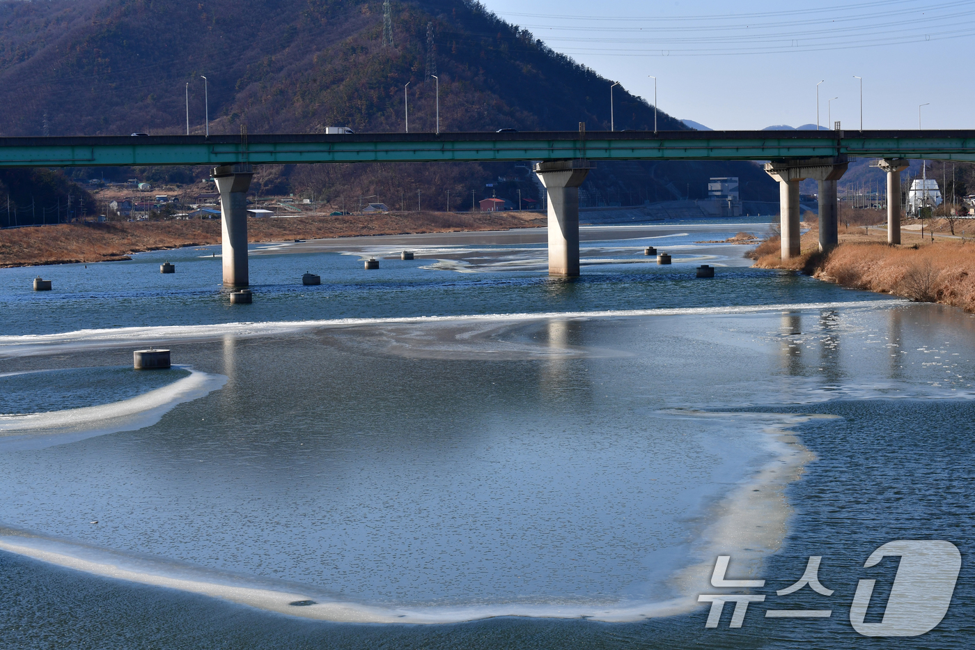 (포항=뉴스1) 최창호 기자 = 동장군이 기세를 부린 11일 경북 포항시 남구 연일읍 형산강 상류 곳곳이 얼어있다. 2026.1.11/뉴스1