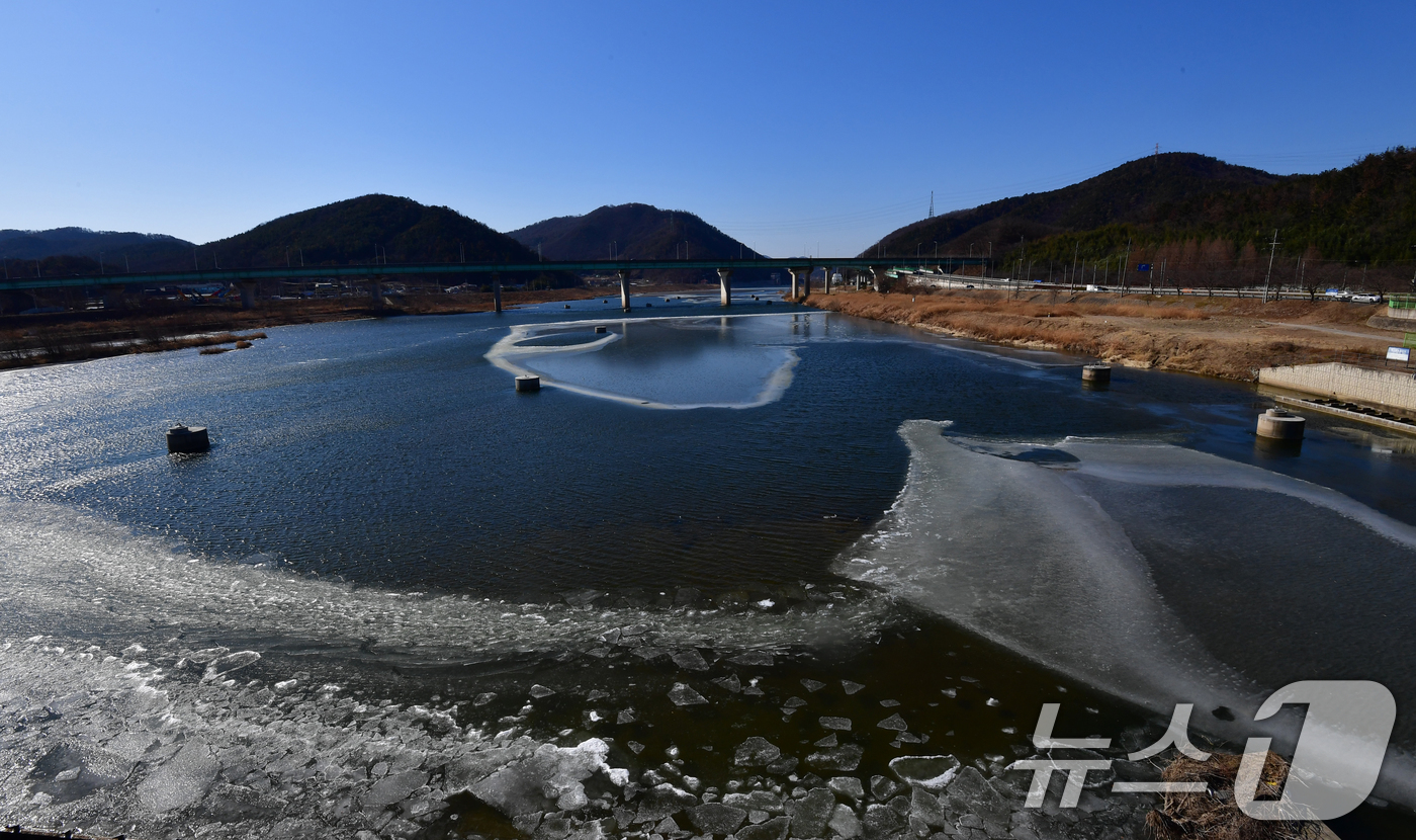 (포항=뉴스1) 최창호 기자 = 동장군이 기세를 부린 11일 경북 포항시 남구 연일읍 형산강 상류 곳곳이 얼어있다. 2026.1.11/뉴스1