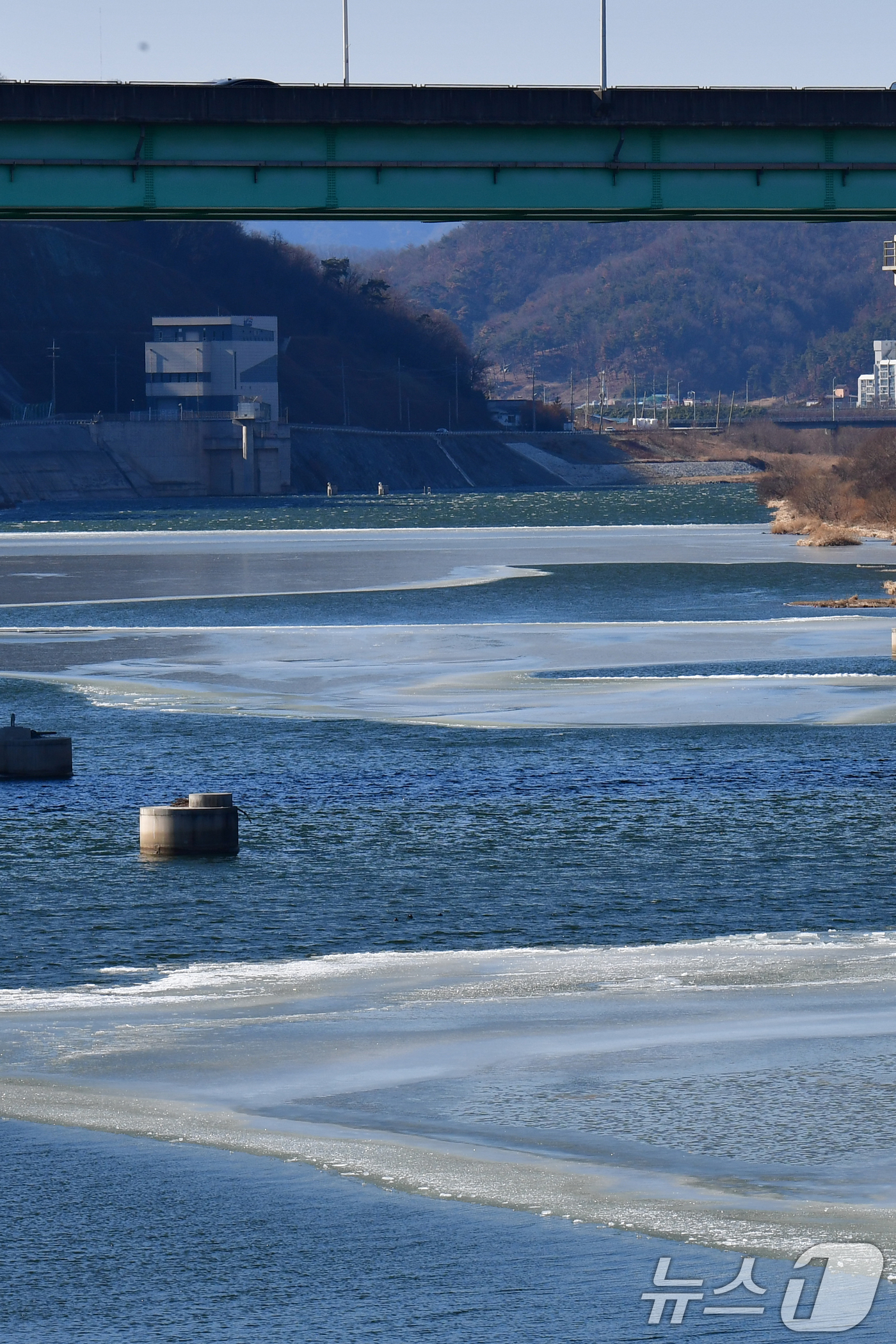 (포항=뉴스1) 최창호 기자 = 동장군이 기세를 부린 11일 경북 포항시 남구 연일읍 형산강 상류 곳곳이 얼어있다. 2026.1.11/뉴스1