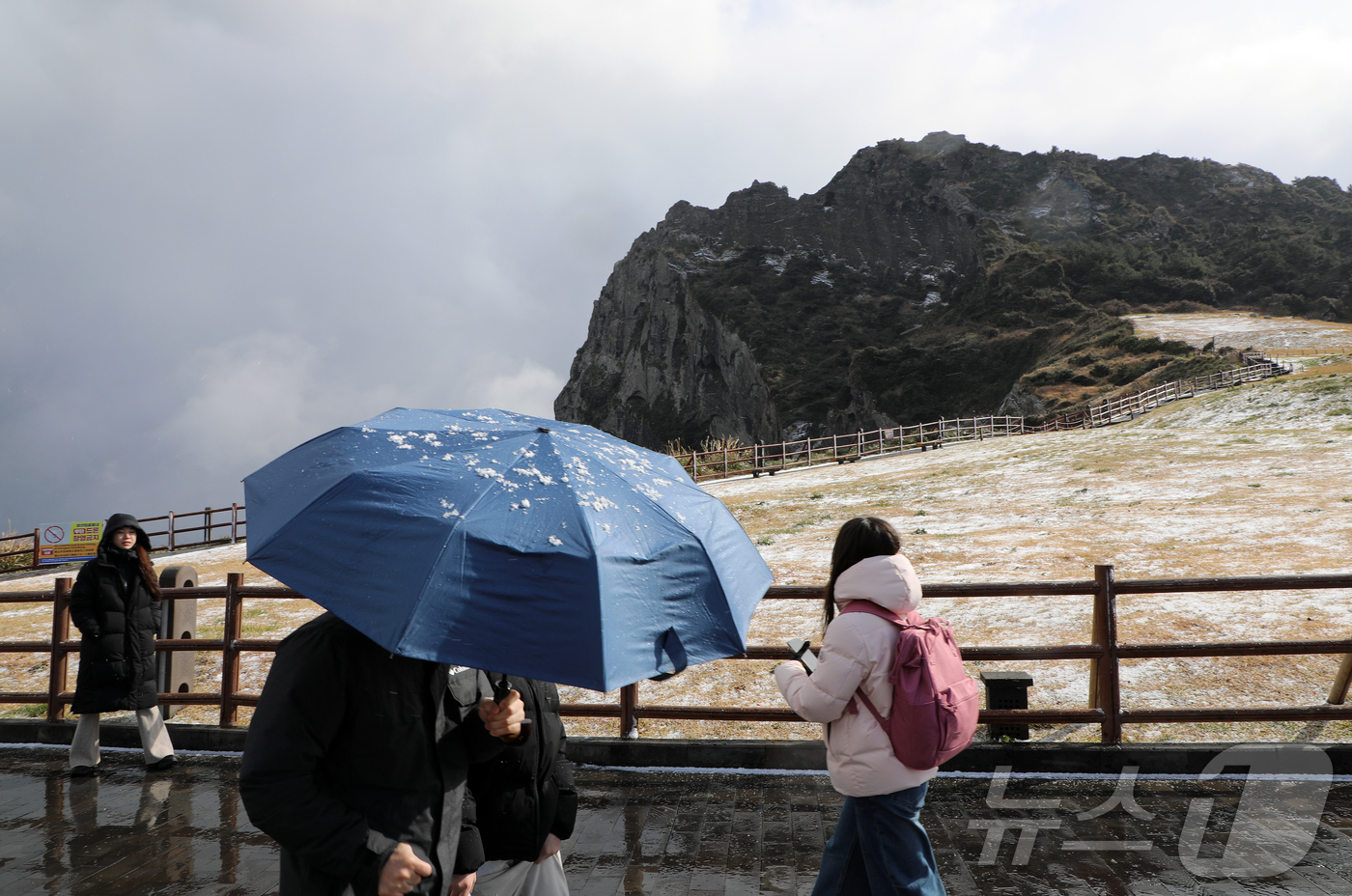 (제주=뉴스1) 오미란 기자 = 제주에 대설·강풍·풍랑특보가 내려진 11일 오후 서귀포시 성산일출봉에 눈이 내리고 있다. 2026.1.11/뉴스1