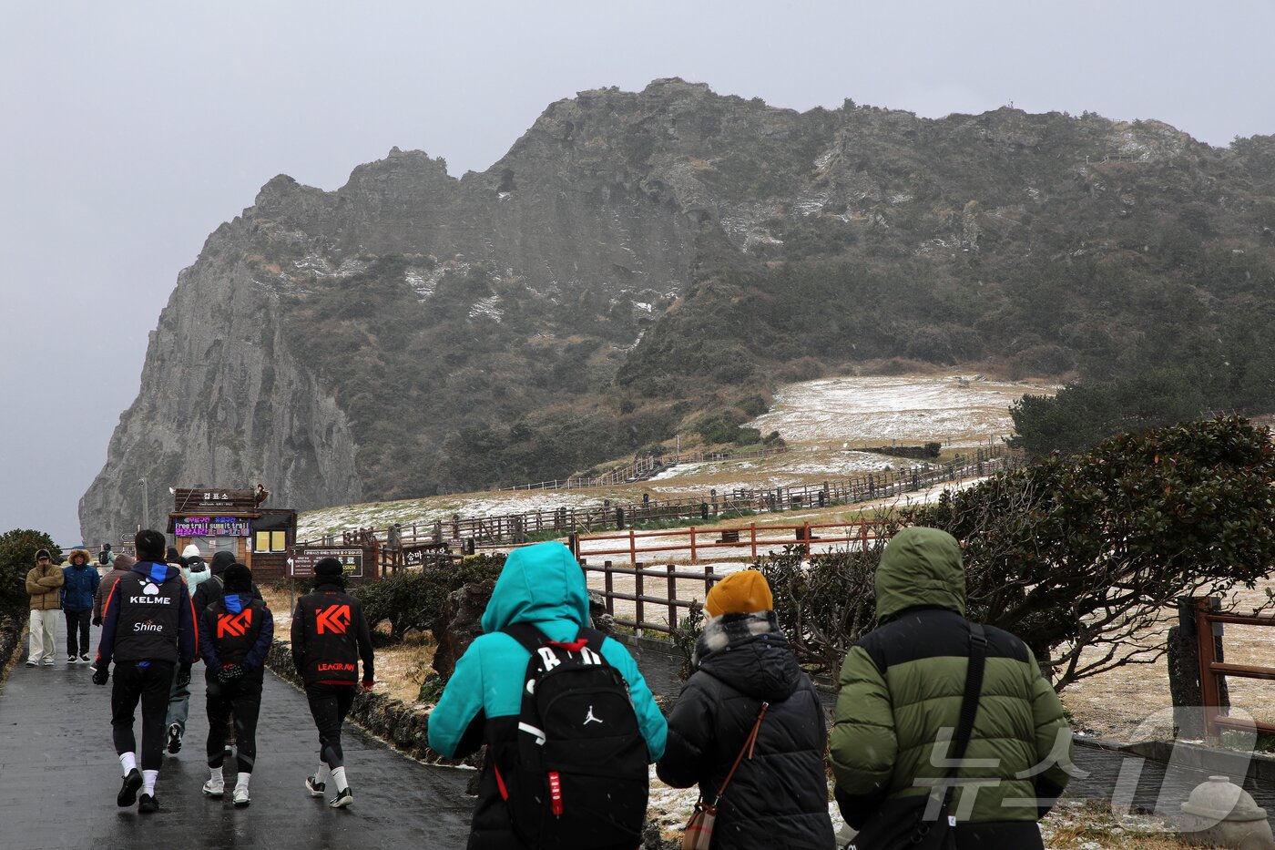 본문 이미지 - 제주에 대설·강풍·풍랑특보가 내려진 11일 오후 서귀포시 성산일출봉에 눈이 내리고 있다. 2026.1.11/뉴스1 ⓒ News1 오미란 기자