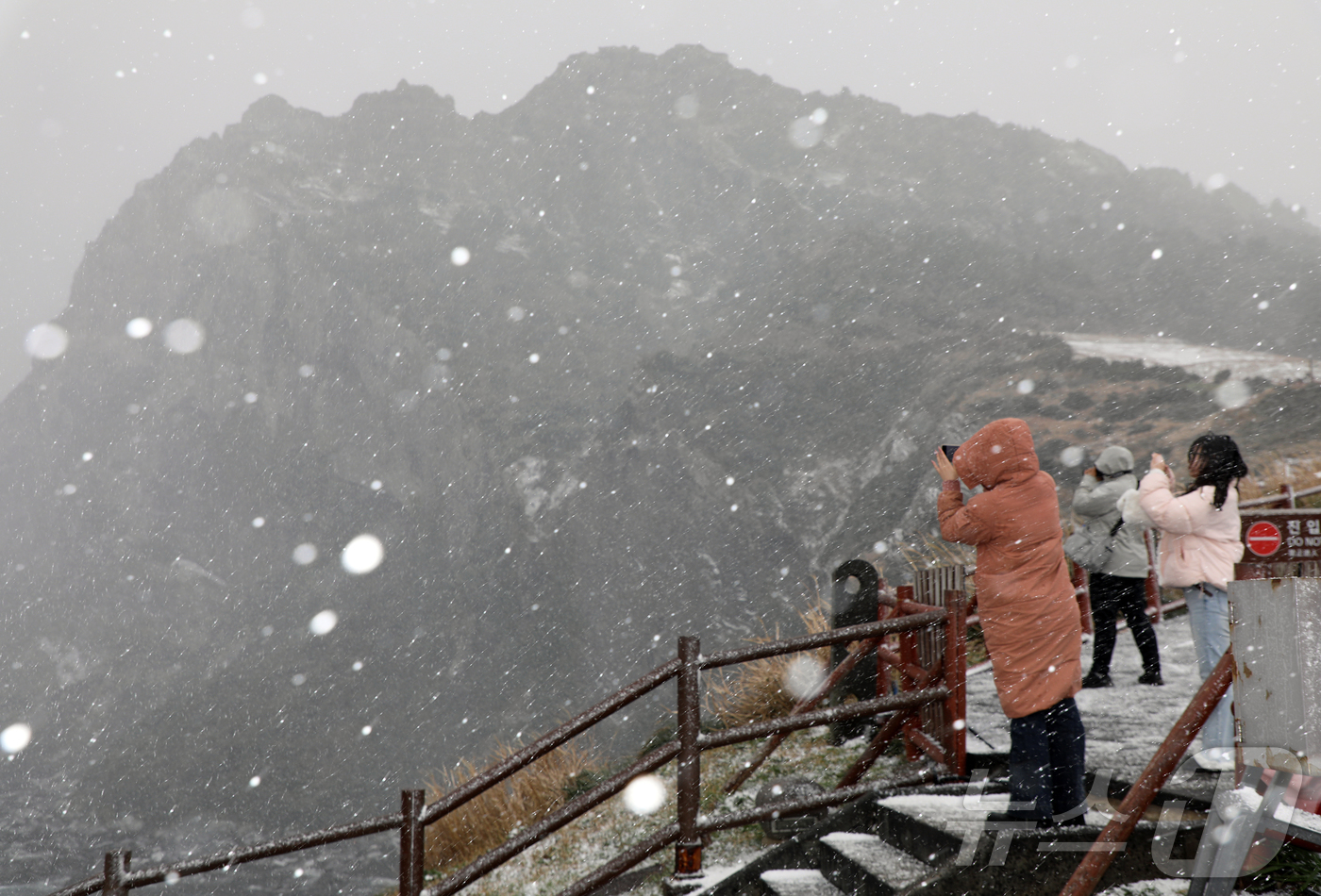(제주=뉴스1) 오미란 기자 = 제주에 대설·강풍·풍랑특보가 내려진 11일 오후 서귀포시 성산일출봉에 눈보라가 치고 있다. 2026.1.11/뉴스1