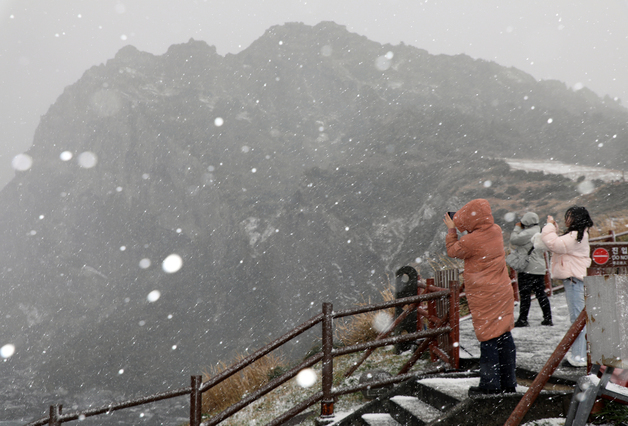 눈보라 치는 성산일출봉