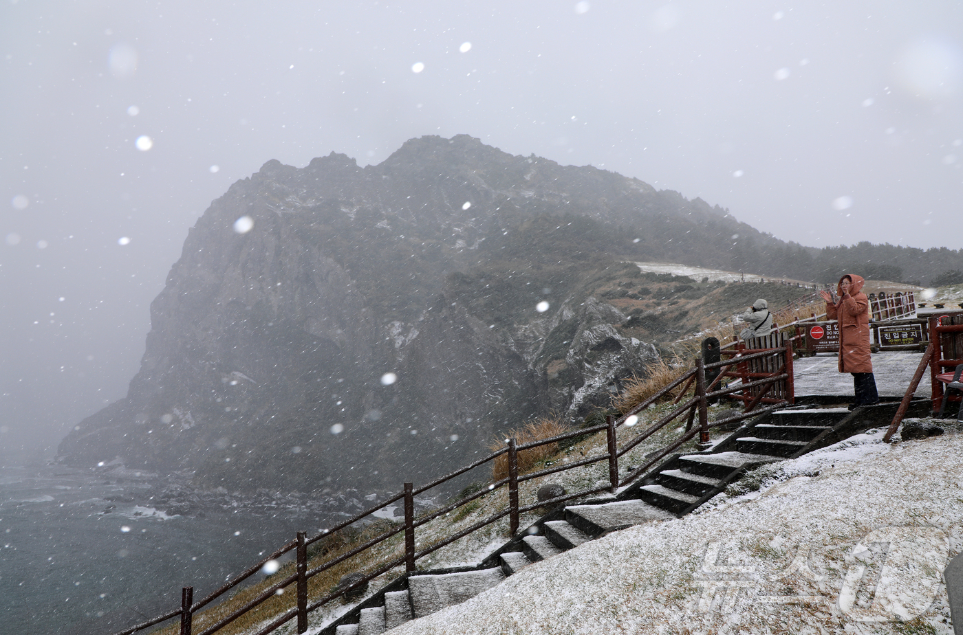(제주=뉴스1) 오미란 기자 = 제주에 대설·강풍·풍랑특보가 내려진 11일 오후 서귀포시 성산일출봉에 눈보라가 치고 있다. 2026.1.11/뉴스1
