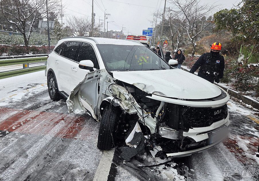 본문 이미지 - 제주에 대설특보가 내려진 11일 오전 9시57분쯤 서귀포시 동홍동의 한 도로에 차량 한 대가 미끄러져 있다.(제주특별자치도 소방안전본부 제공, 재판매 및 DB 금지) 2026.1.11/뉴스1 ⓒ News1 오미란 기자