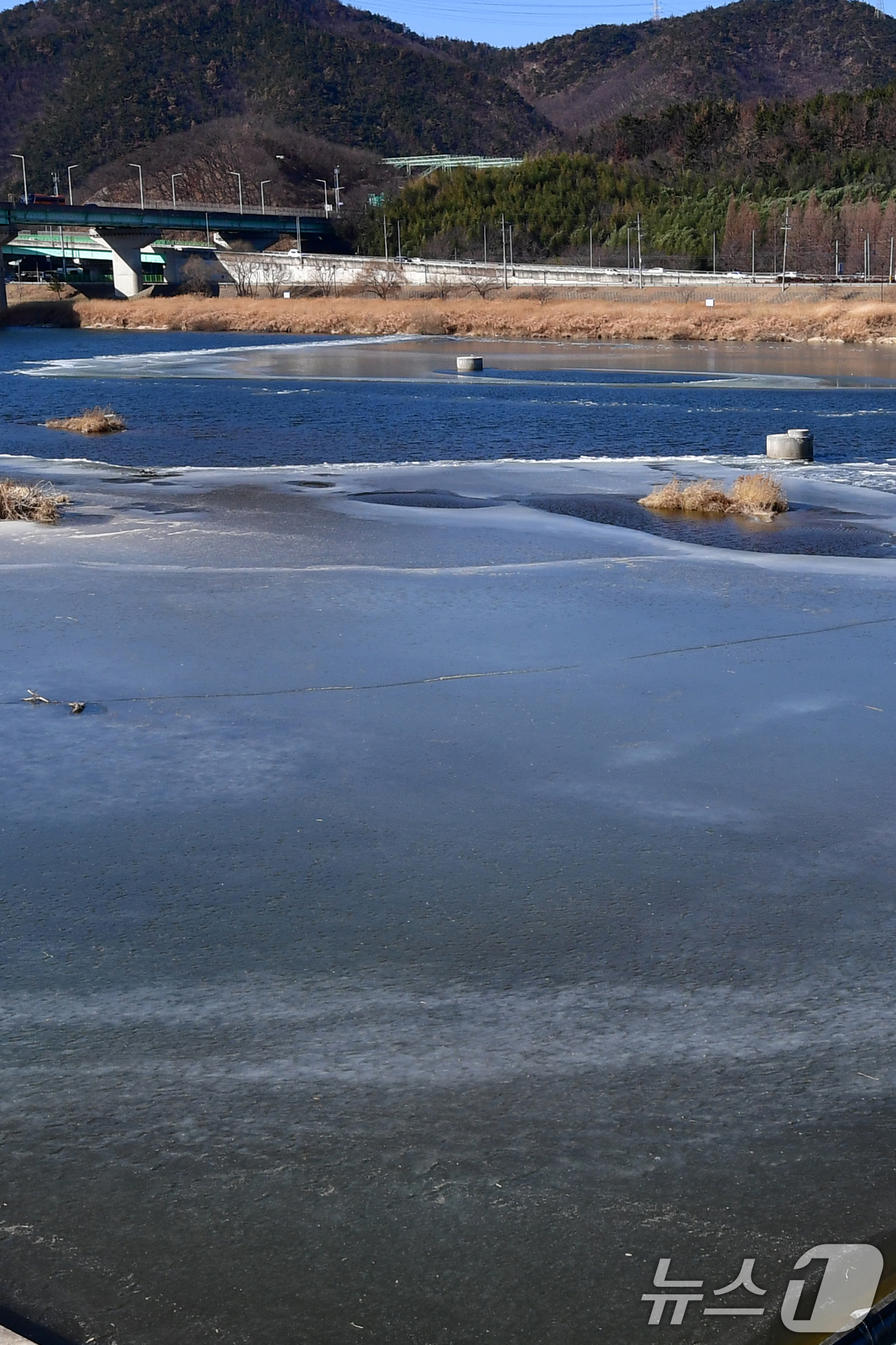 (포항=뉴스1) 최창호 기자 = 동장군이 기세를 부린 11일 경북 포항시 남구 연일읍 형산강 상류 곳곳이 얼어있다. 2026.1.11/뉴스1