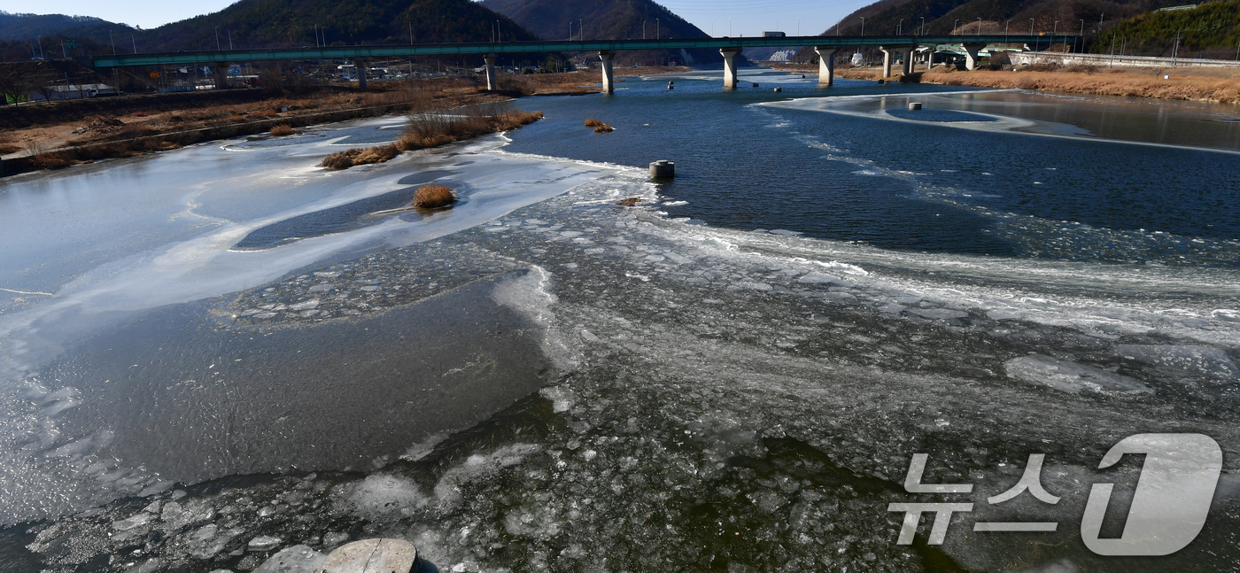 (포항=뉴스1) 최창호 기자 = 동장군이 기세를 부린 11일 경북 포항시 남구 연일읍 형산강 상류 곳곳이 얼어있다. 2026.1.11/뉴스1