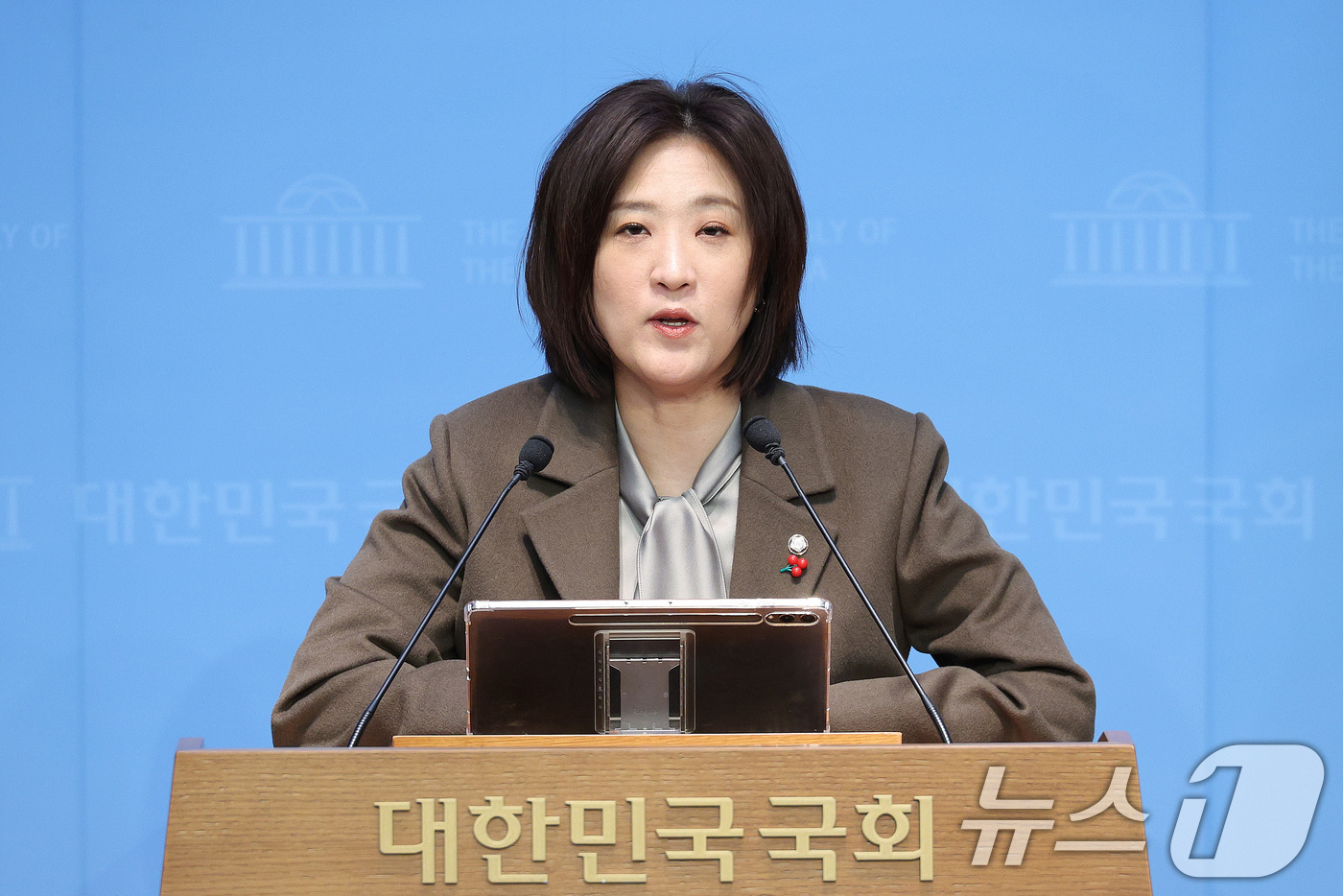 (서울=뉴스1) 신웅수 기자 = 최보윤 국민의힘 수석대변인이 11일 서울 여의도 국회 소통관에서 현안 브리핑을 하고 있다. 2026.1.11/뉴스1