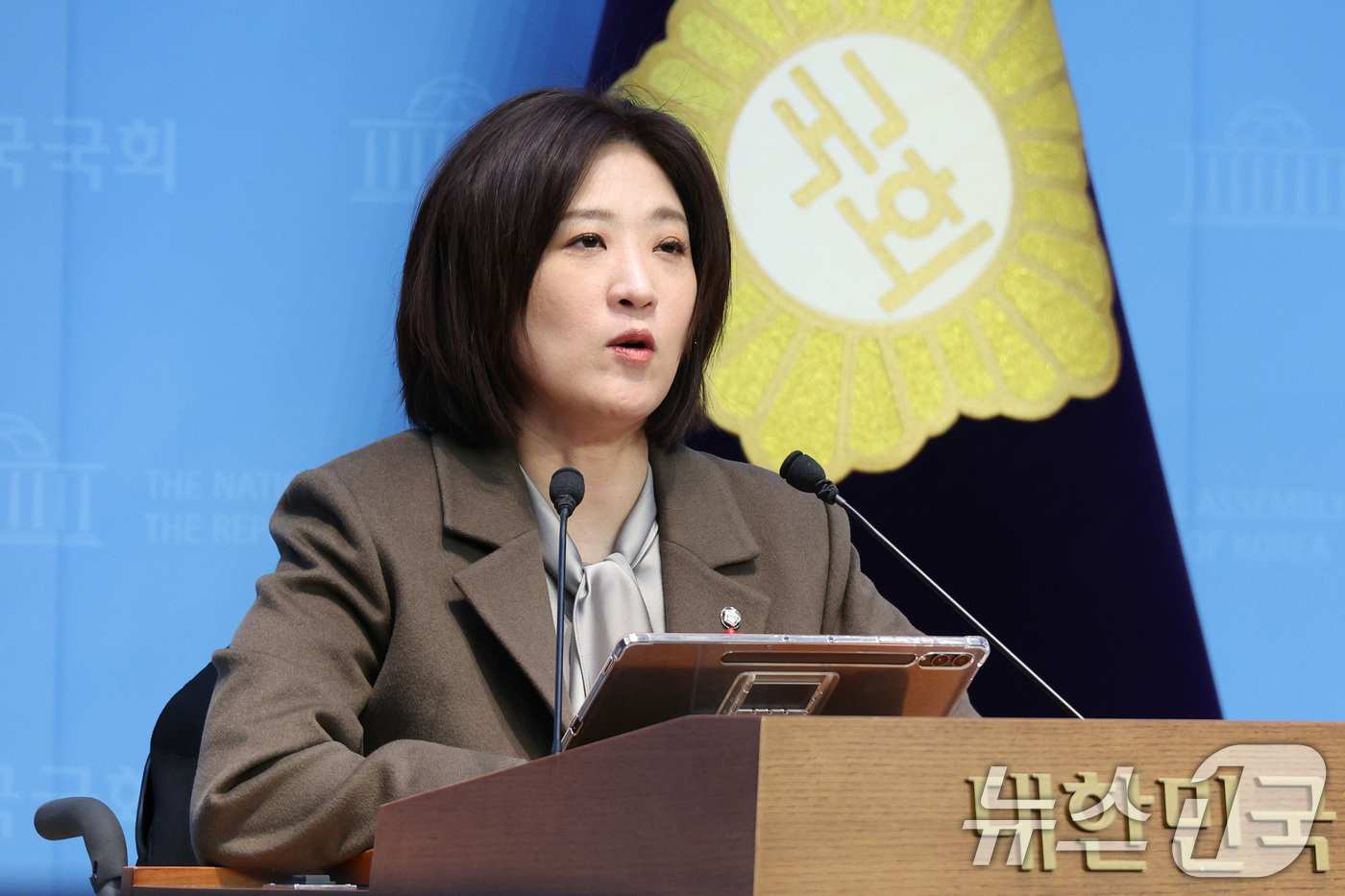 (서울=뉴스1) 신웅수 기자 = 최보윤 국민의힘 수석대변인이 11일 서울 여의도 국회 소통관에서 현안 브리핑을 하고 있다. 2026.1.11/뉴스1