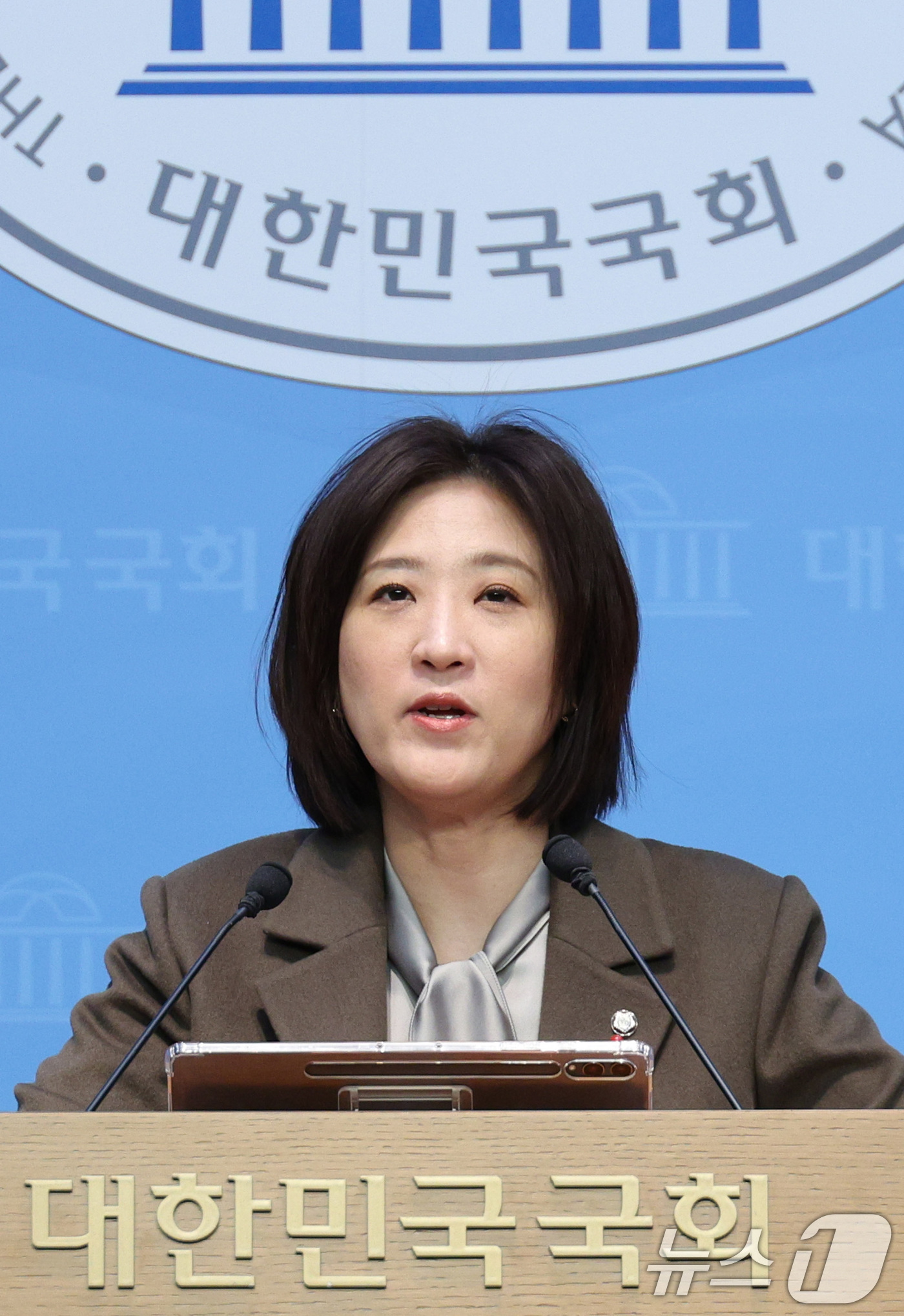 (서울=뉴스1) 신웅수 기자 = 최보윤 국민의힘 수석대변인이 11일 서울 여의도 국회 소통관에서 현안 브리핑을 하고 있다. 2026.1.11/뉴스1