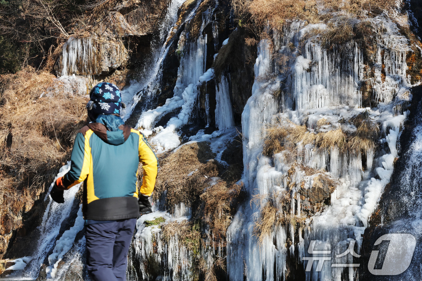 (서울=뉴스1) 이광호 기자 = 전국 곳곳에 한파특보가 발효 중인 11일 오후 서울 서대문구 홍제천 인공폭포가 얼어붙어 있다. 2026.1.11/뉴스1