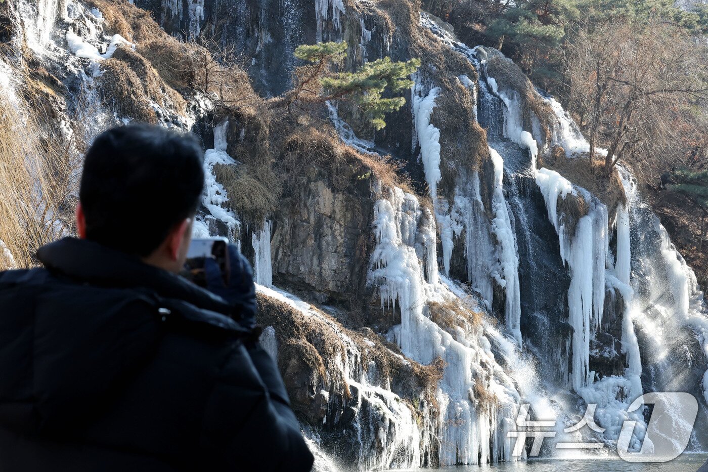 본문 이미지 - 전국 곳곳에 한파특보가 발효 중인 11일 오후 서울 서대문구 홍제천 인공폭포가 얼어붙어 있다. 2026.1.11/뉴스1 ⓒ News1 이광호 기자